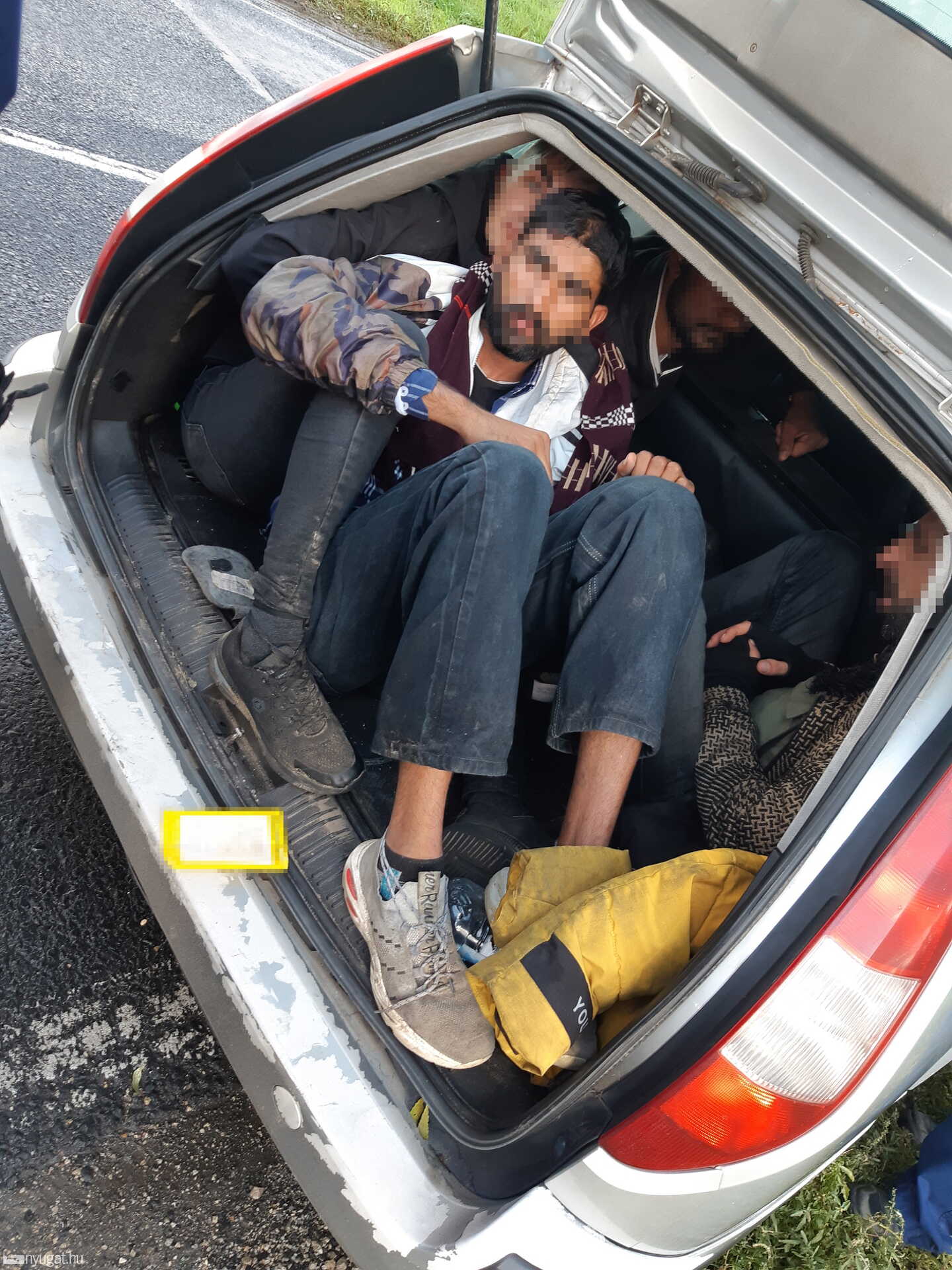 Illegális bevándorlókat szállító autó rendőrautóval ütközött