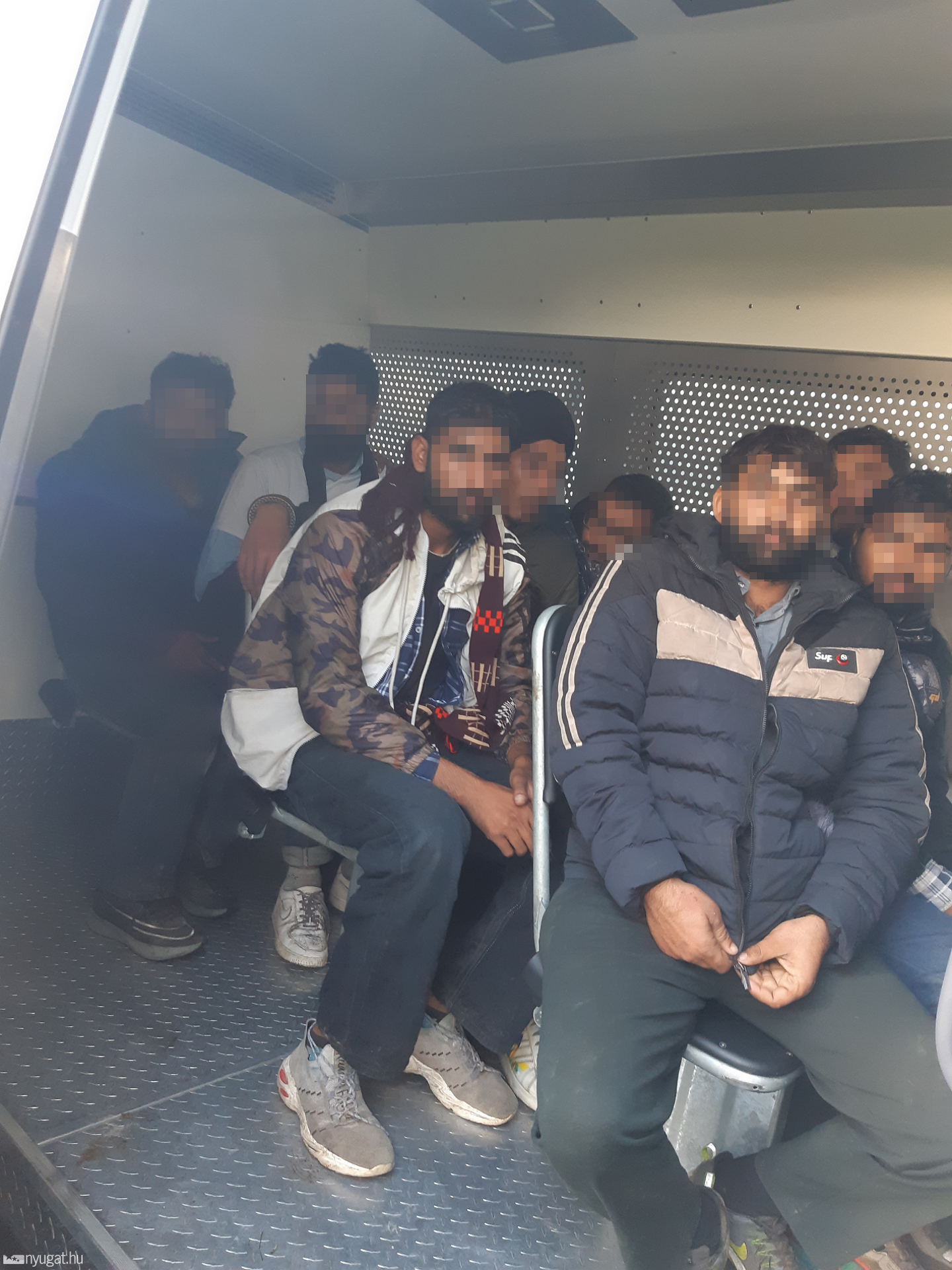 Illegális bevándorlókat szállító autó rendőrautóval ütközött