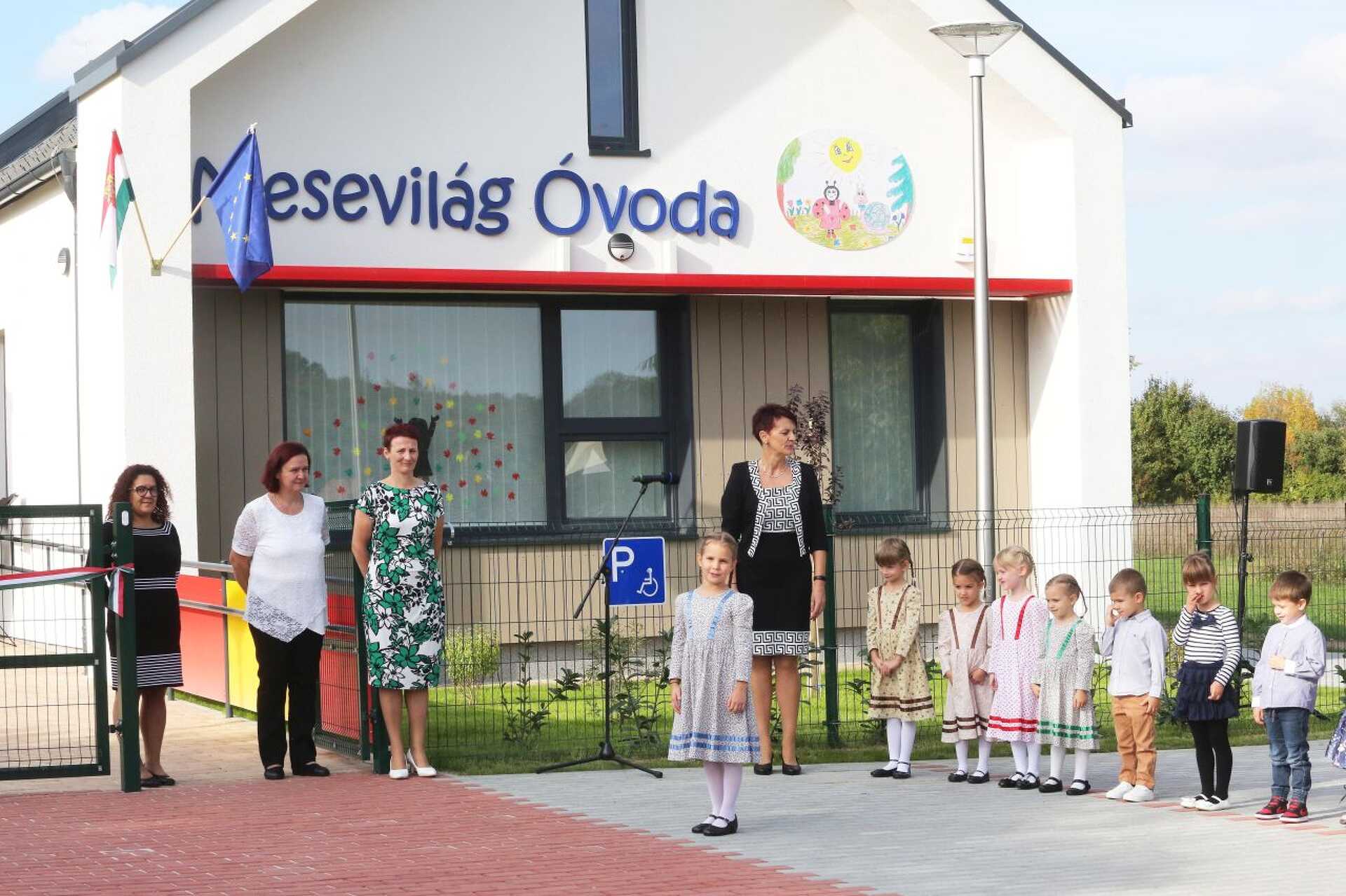 . Részvevők a Vas megyei Sé új óvodájának avatásán 2022. október 7-én. A település a 420 négyzetméter alapterületű Mesevilág óvoda építésére első ütemben 257 millió forint támogatást kapott, majd a Magyar falu program keretében 2021-ben az óvoda tornaszobájára újabb 30 millió forintos, az óvoda udvarára pedig 5 millió forintos pályázati támogatást nyertek el.