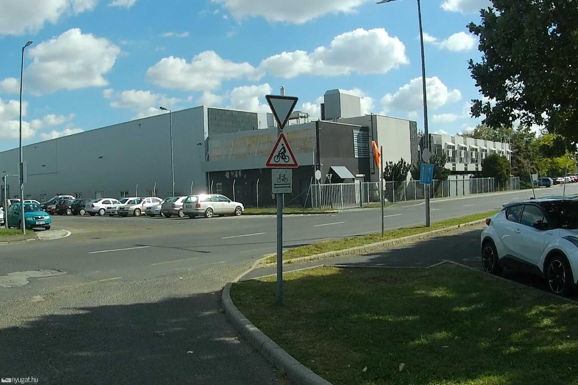 Szabályosan végigtekerni a szombathelyi Puskás Tivadar utcán? Sok sikert!