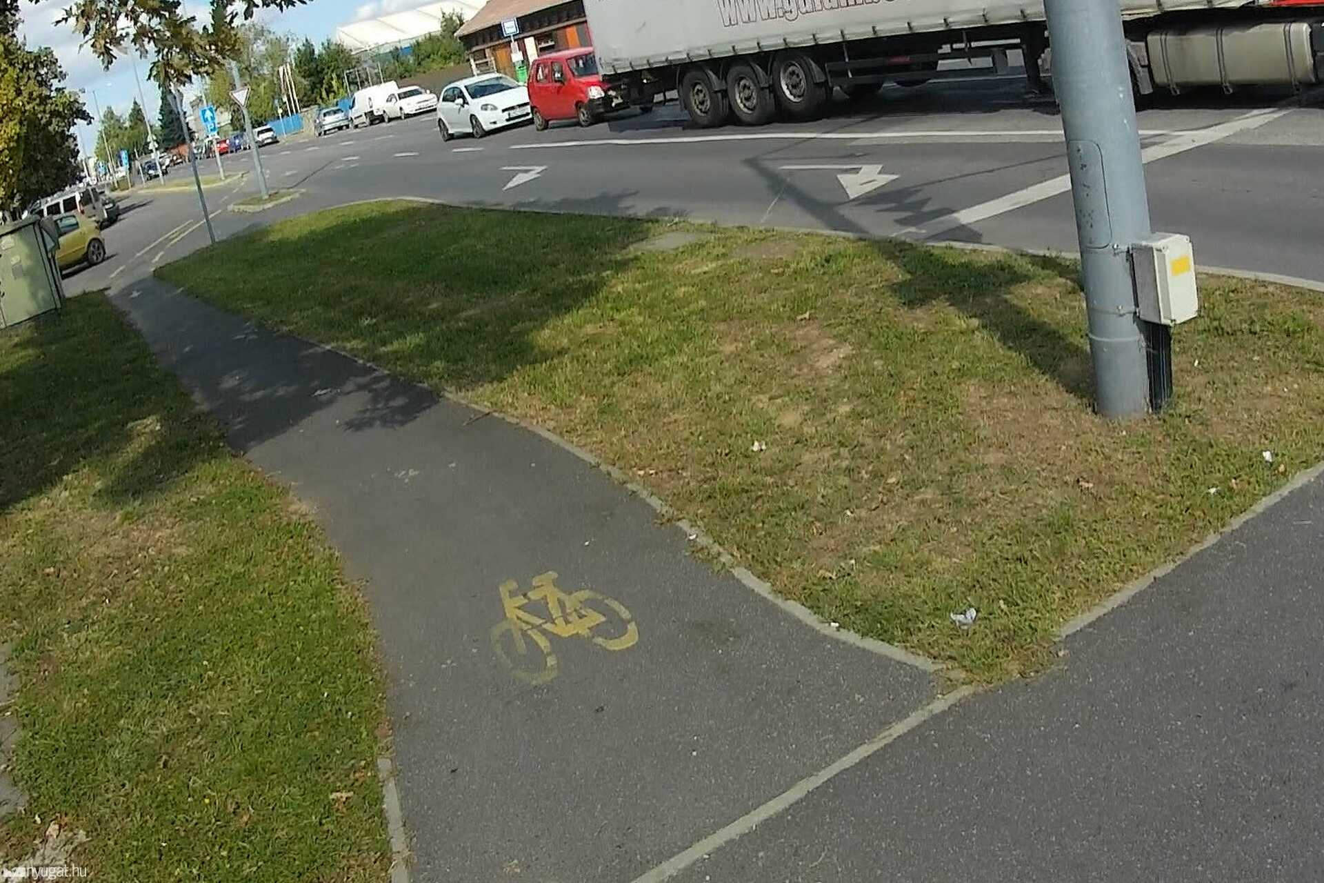 Szabályosan végigtekerni a szombathelyi Puskás Tivadar utcán? Sok sikert!