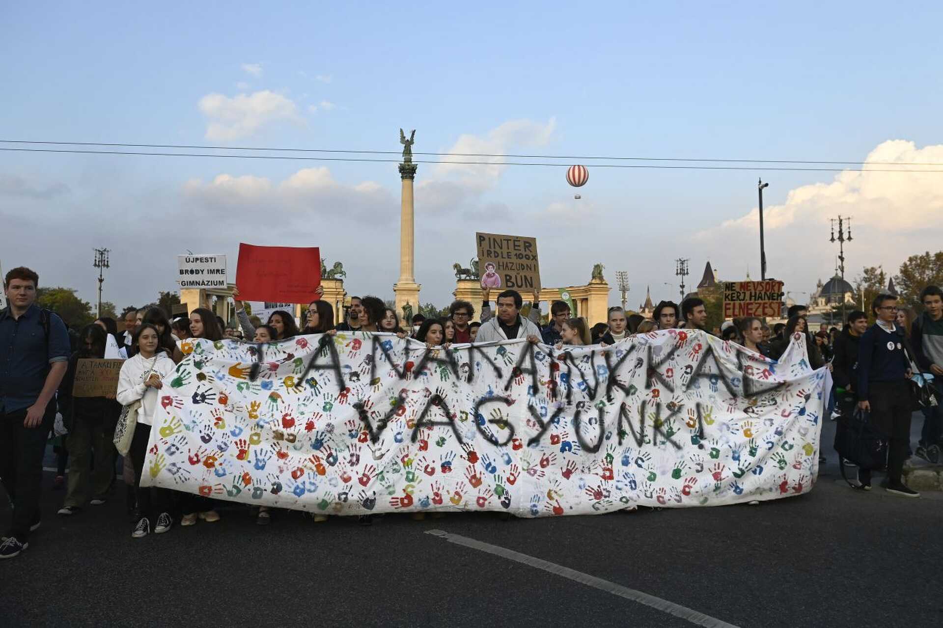 A Diákok a tanárokért demonstrációja Budapesten