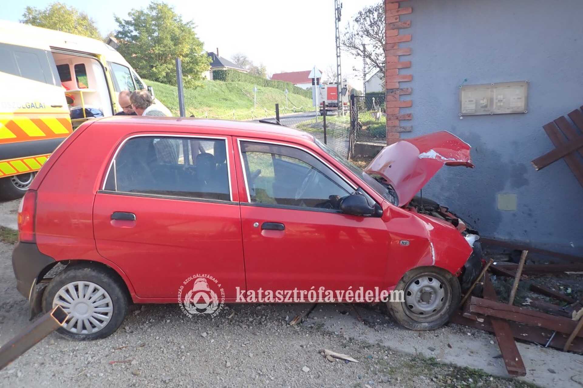 Családi ház udvarába csapódott egy autó Zalalövőn