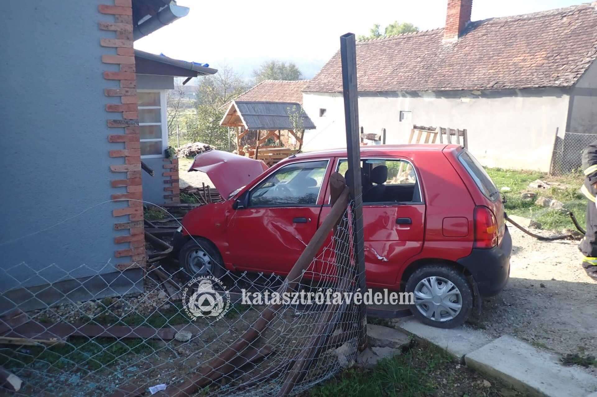 Családi ház udvarába csapódott egy autó Zalalövőn