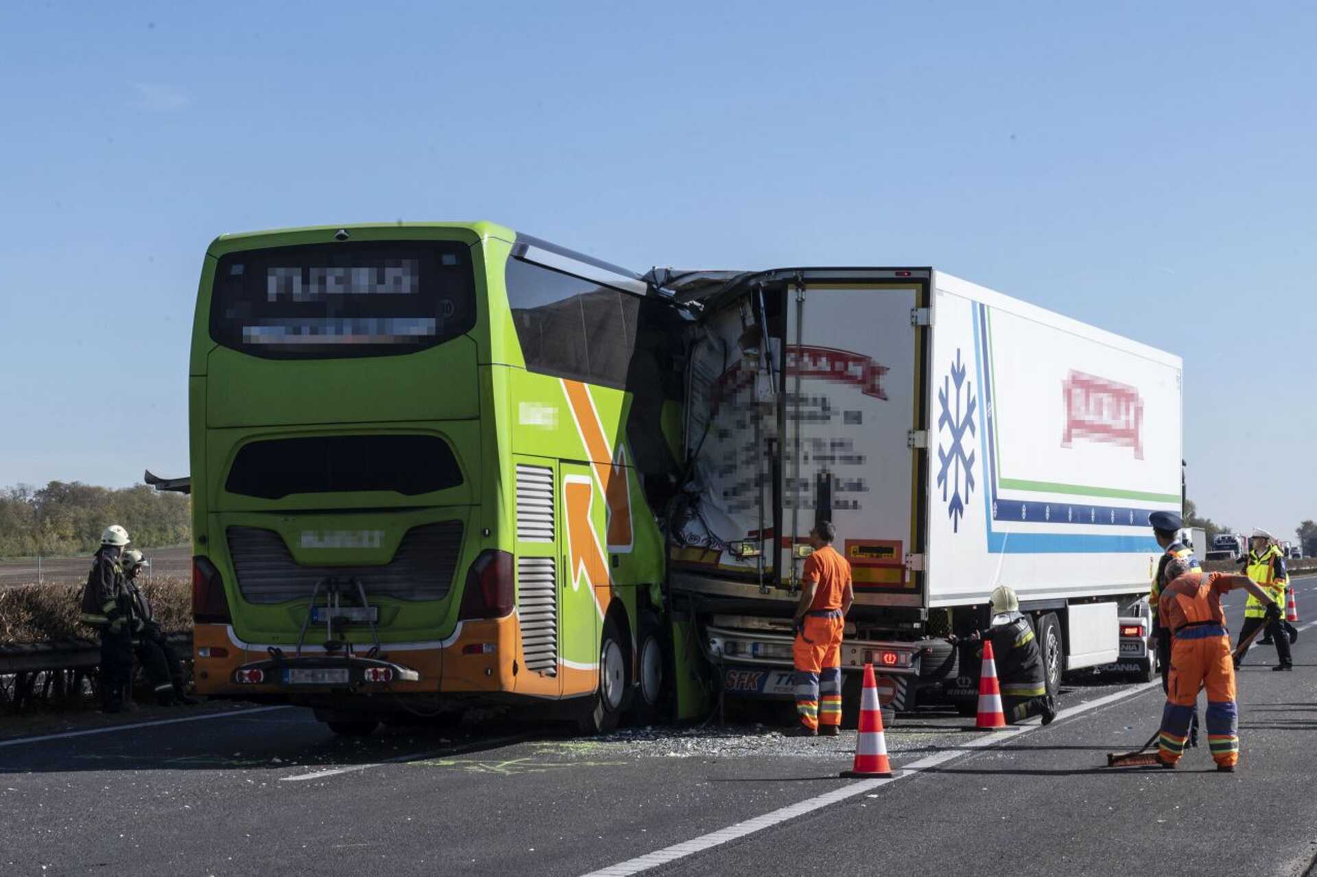 Busz és kamion ütközött az M1-es autópályán