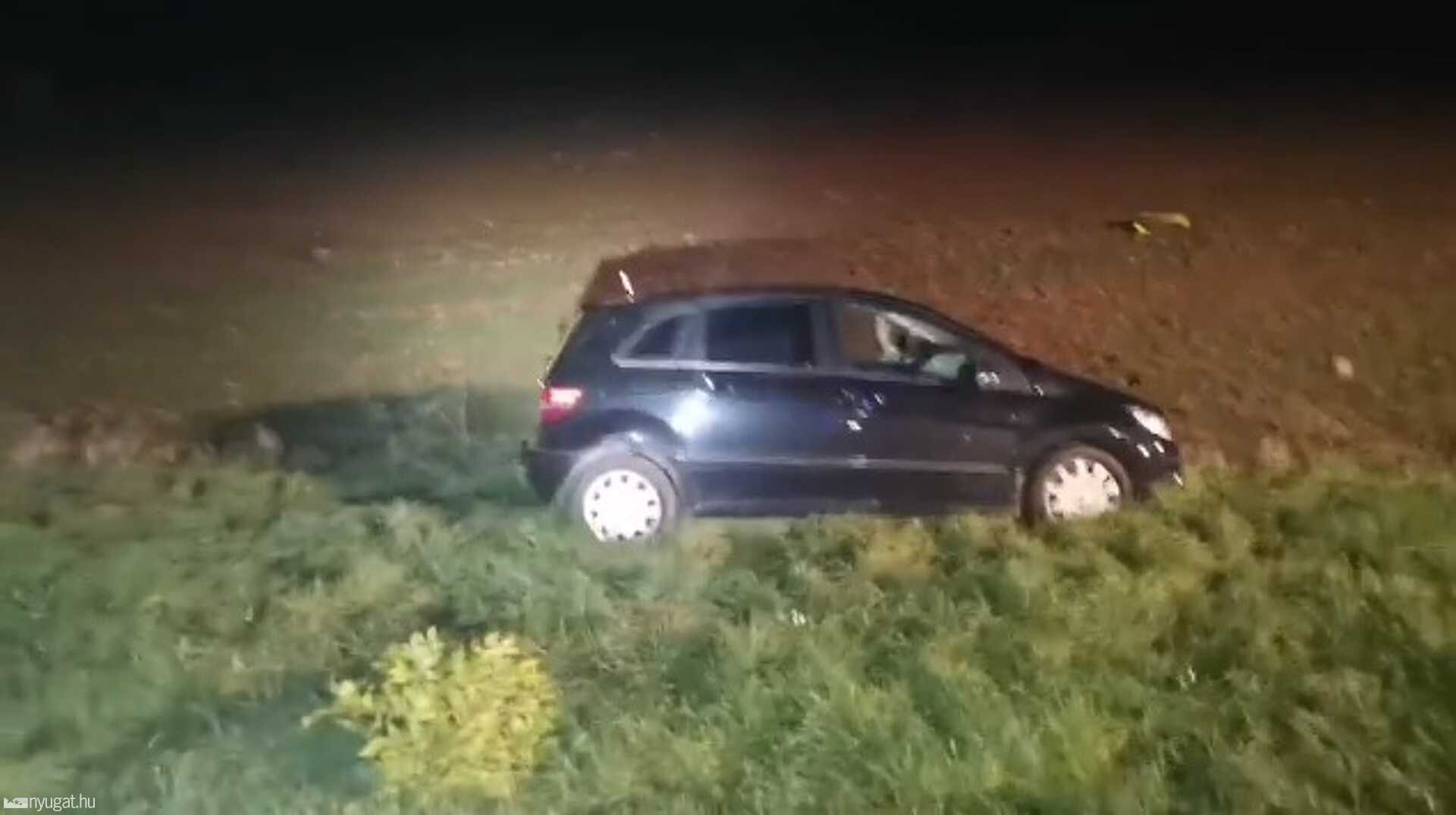 Kisbusz és személyautó karambolozott a 86-os főúton