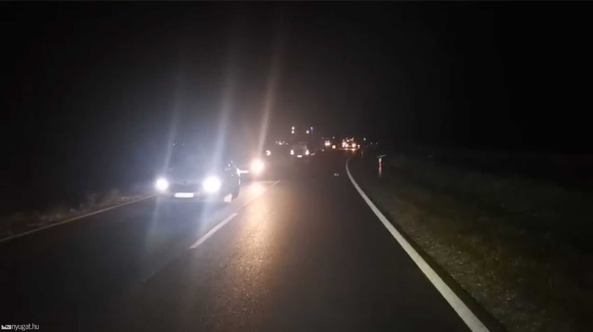 Kisbusz és személyautó karambolozott a 86-os főúton