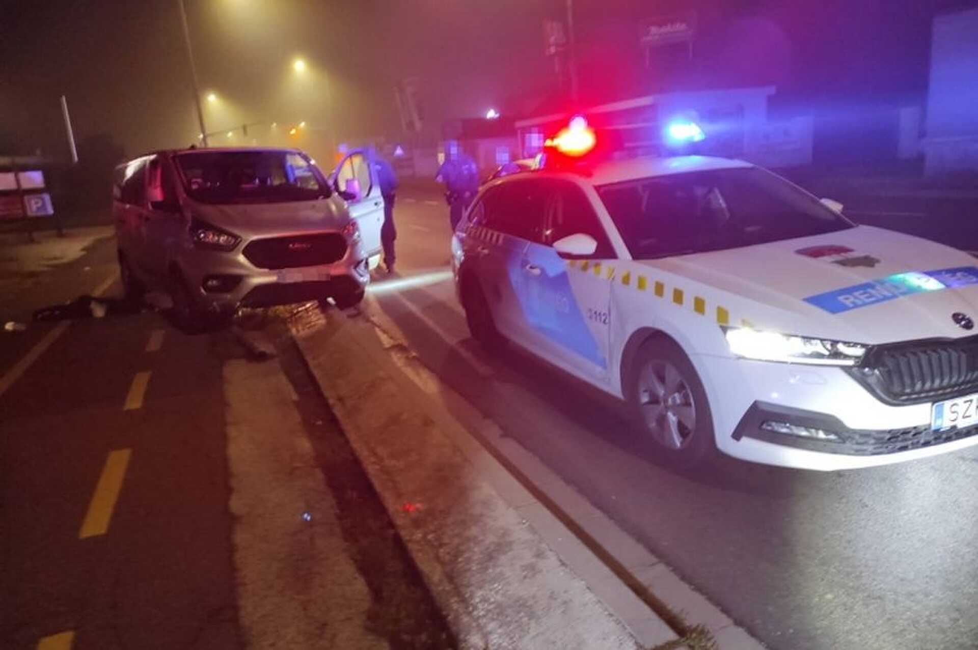 Rendőrautünak ütközött az embercsempész kisbusza