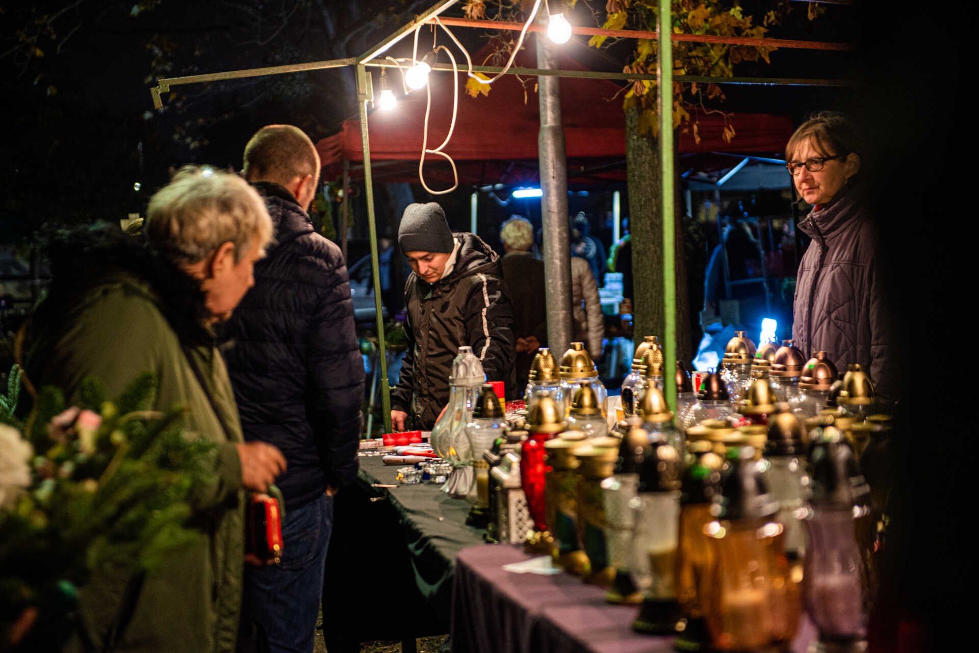 Mindenszentek estéje a Jáki úti temetőben