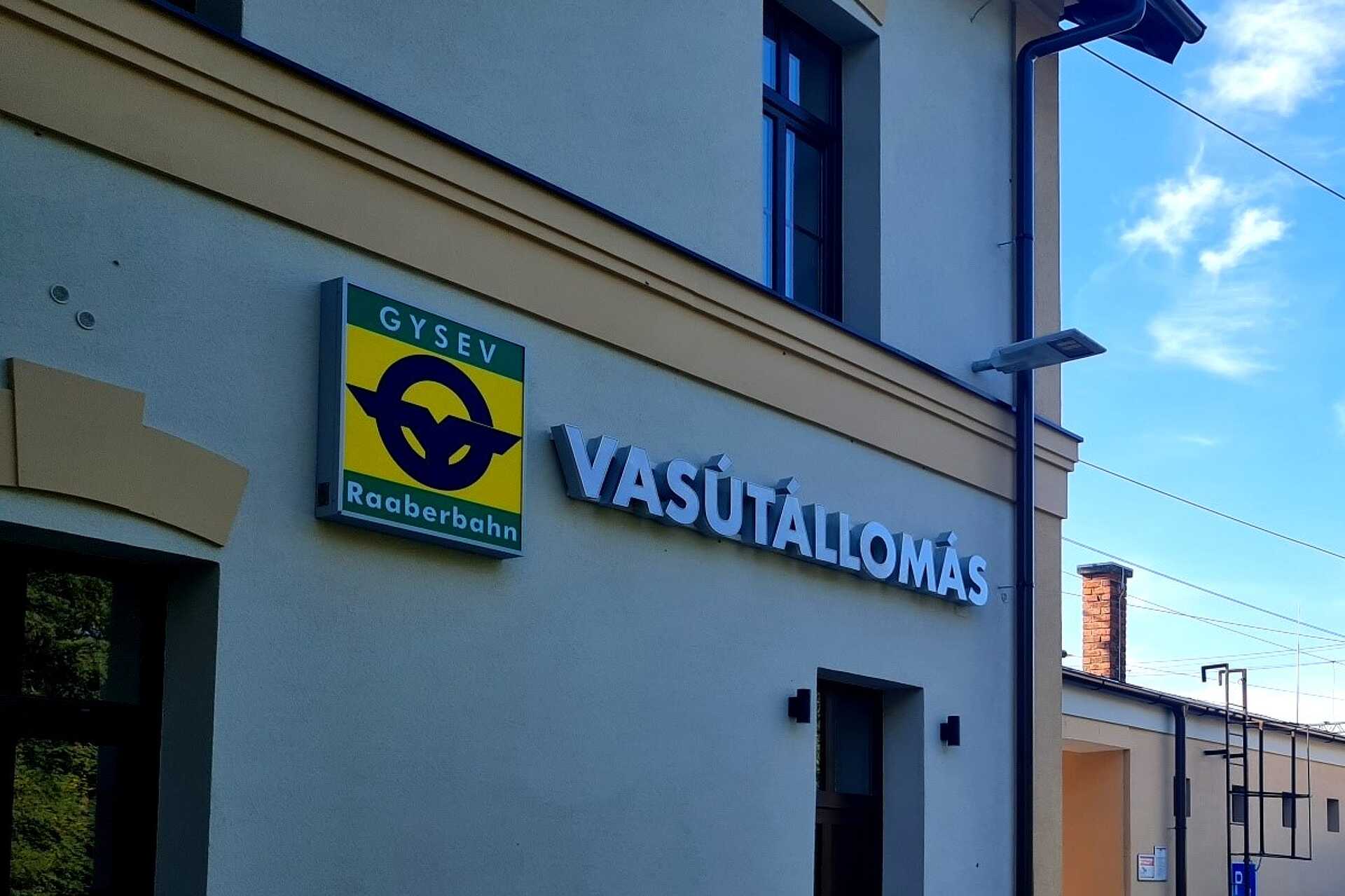Új felirat a porpáci vasútállomáson
