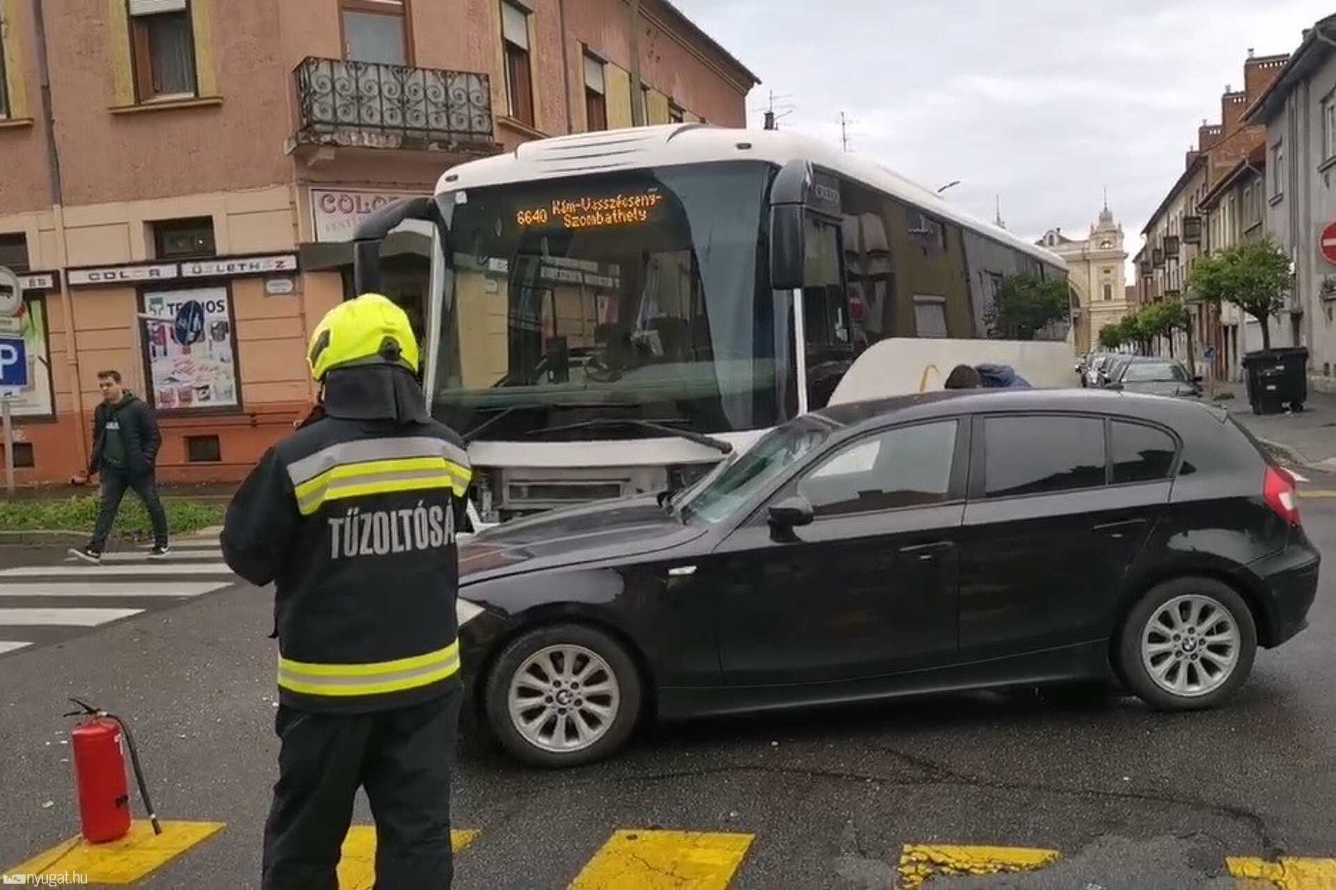 Busz elé hajtott egy BMW Szombathelyen