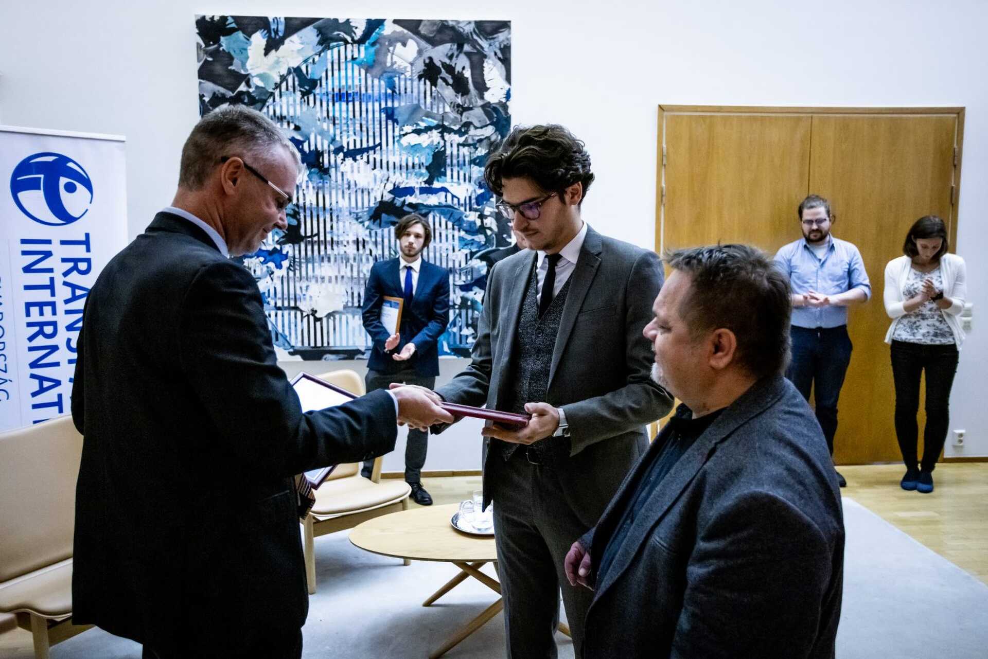 Szilágyi József és Fűzfa B. Mihály átveszi az elismerő oklevelet Martin József Pétertől