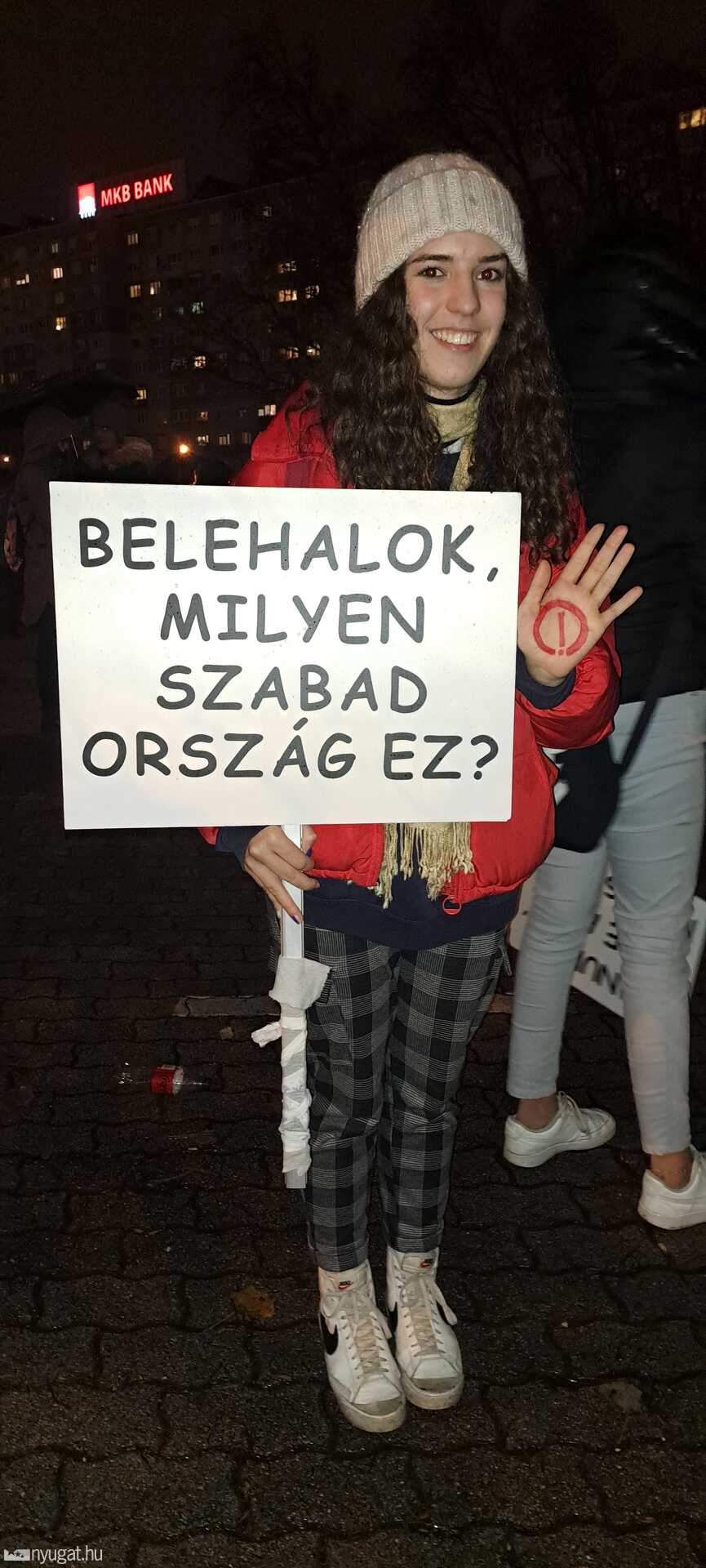 Diáktüntetés az MTVA székház előtt