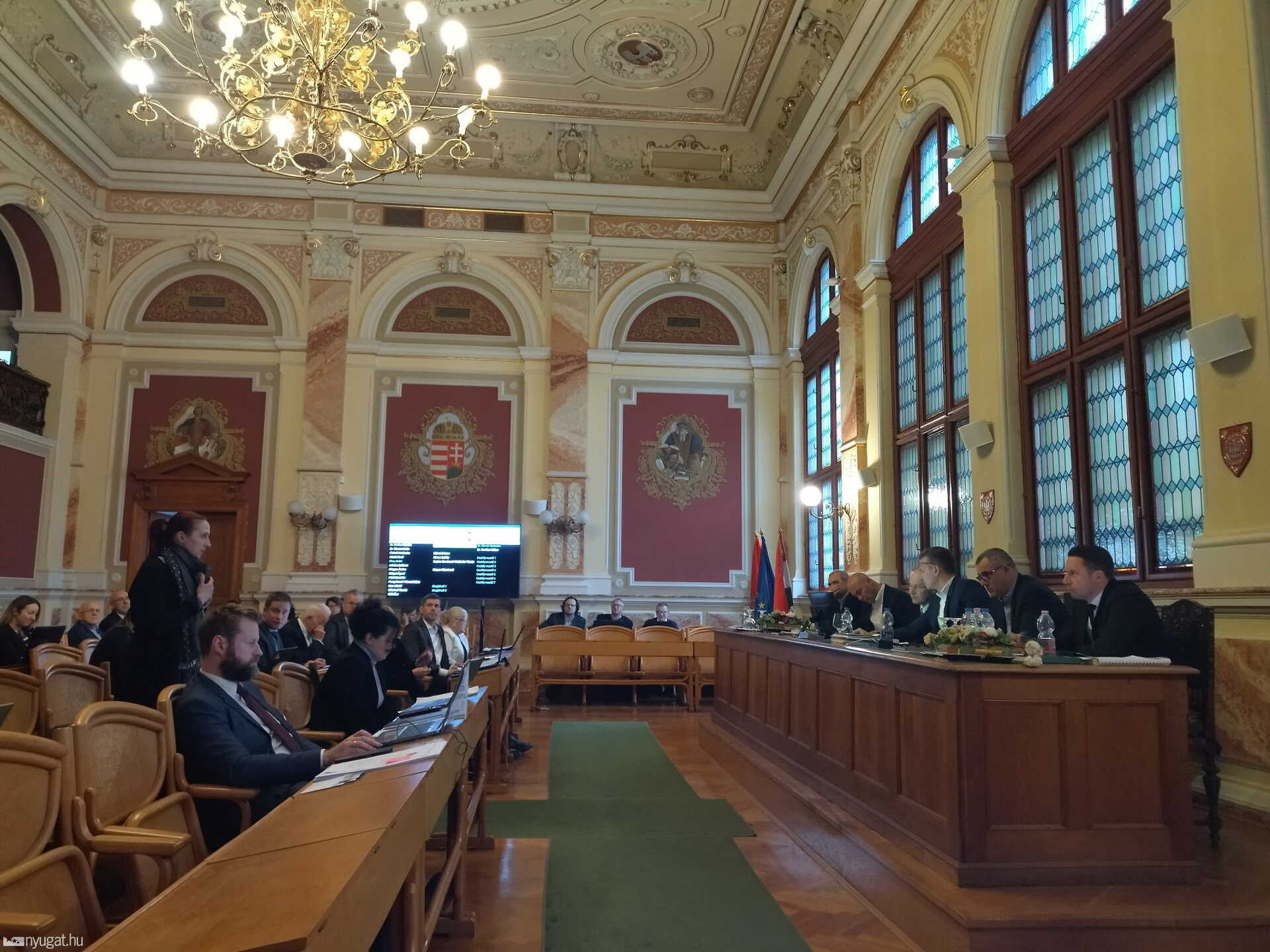 Karácsonyi hangulatnak nyoma sem volt a díszteremben, leszámítva a hideget...