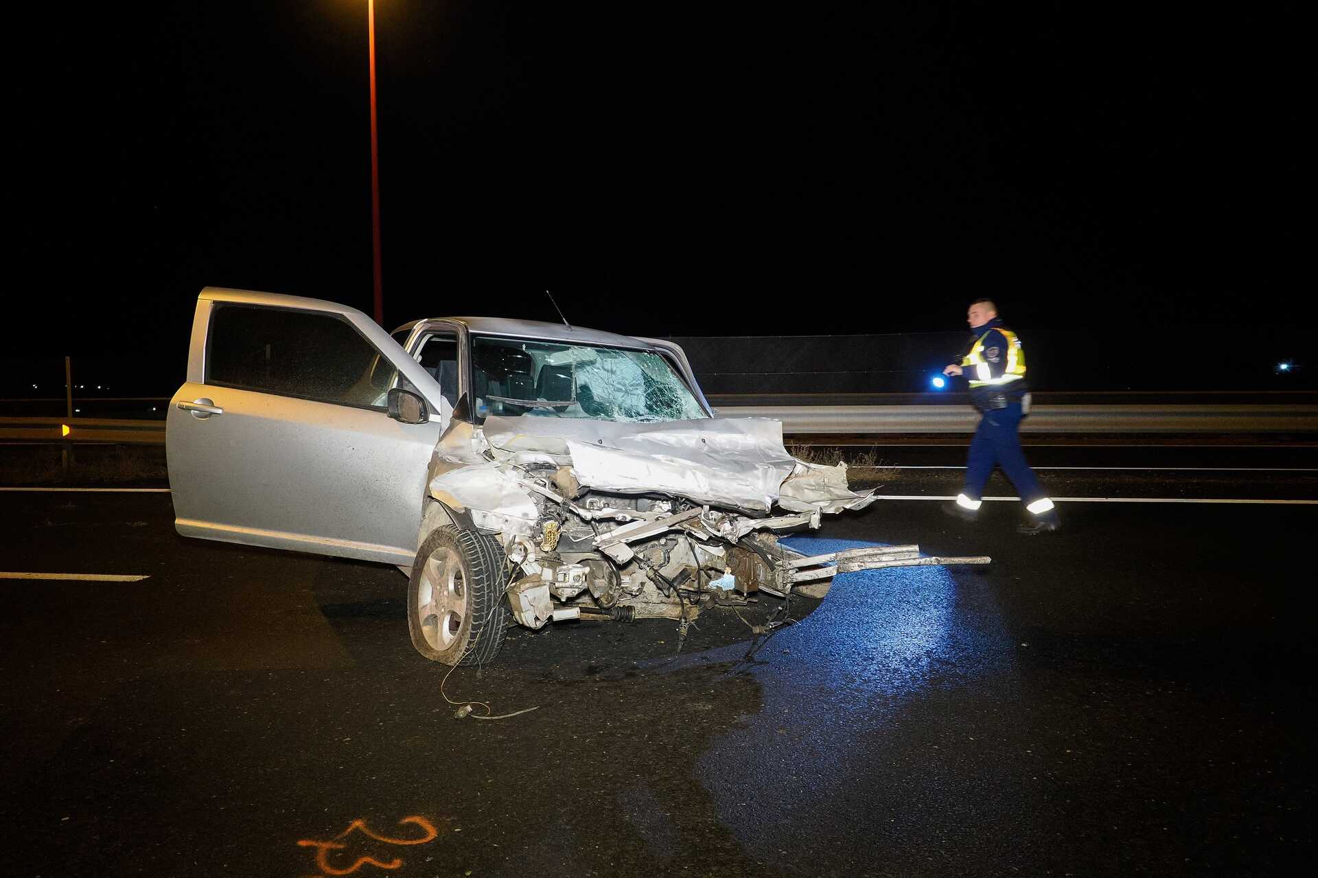 Szalagkorlátnak ütközött egy autó az M8-as autópályán Dunavecse térségében