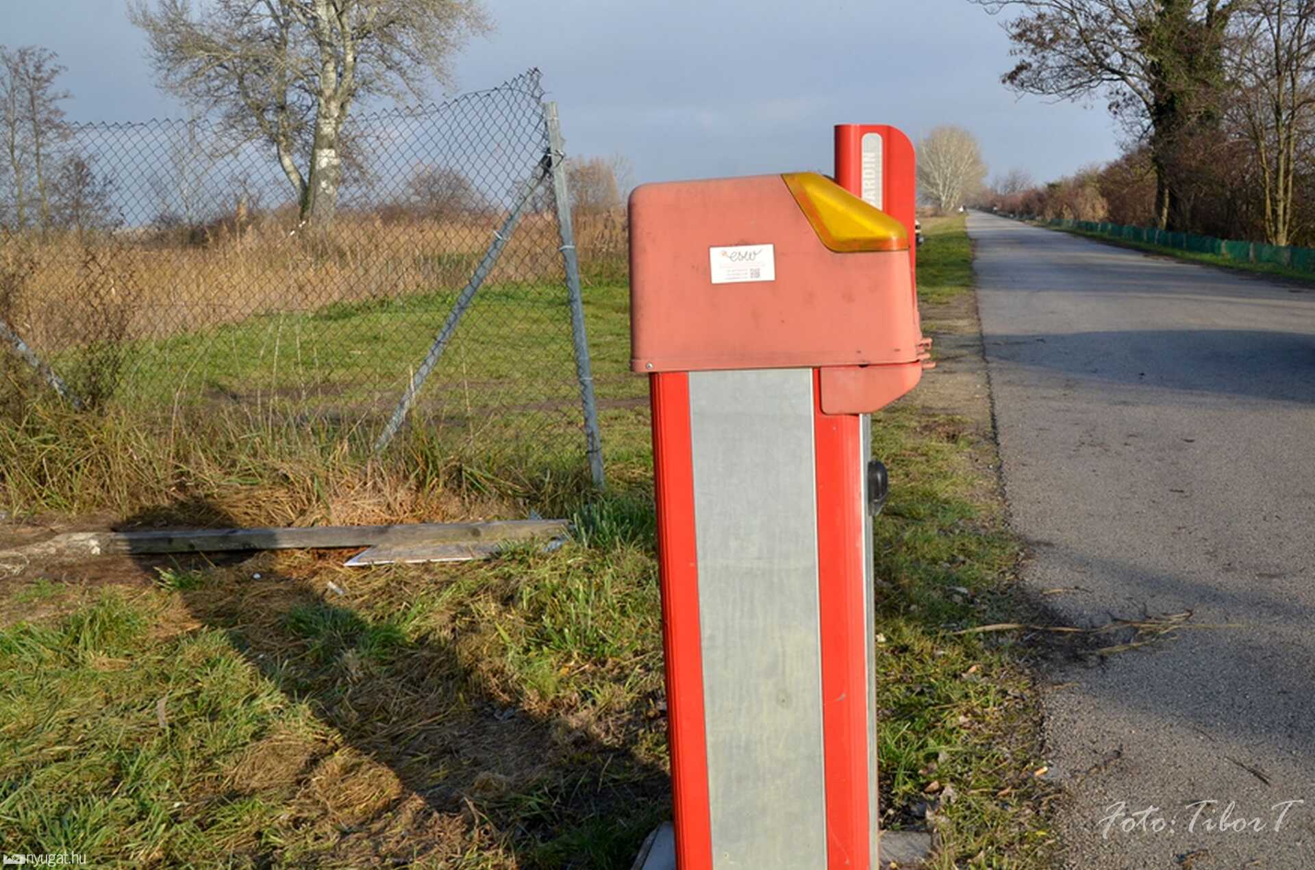 Sorompó már nem védi a Fertő partját.