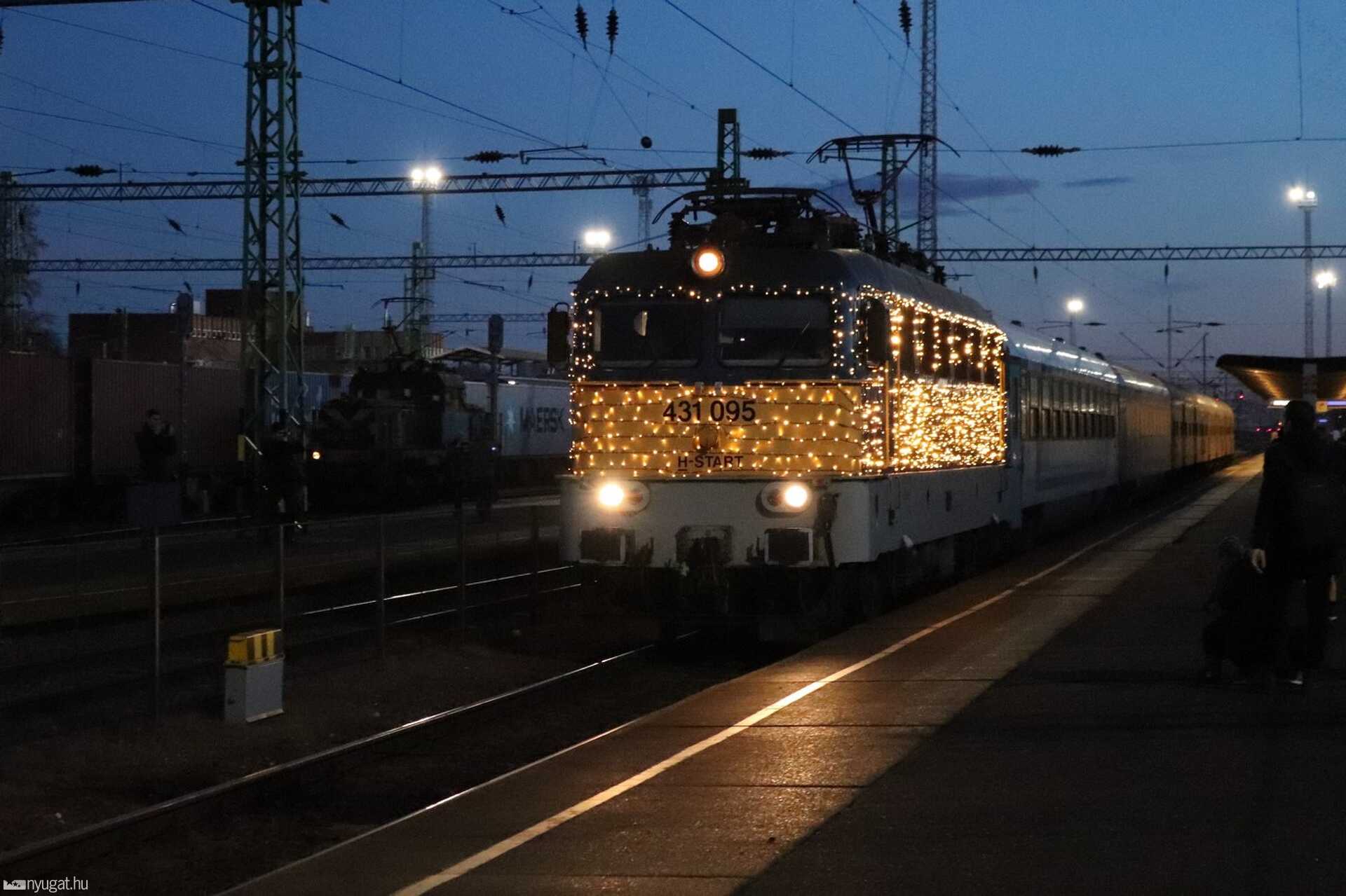 Szombathelyen búcsúztatta az évet a MÁV fényvonata