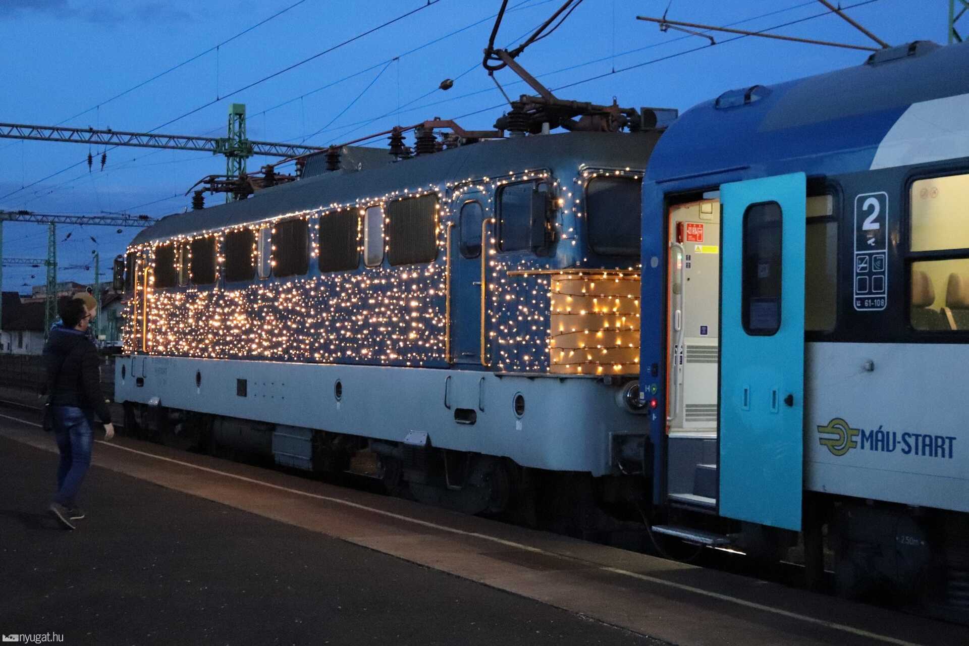 Szombathelyen búcsúztatta az évet a MÁV fényvonata