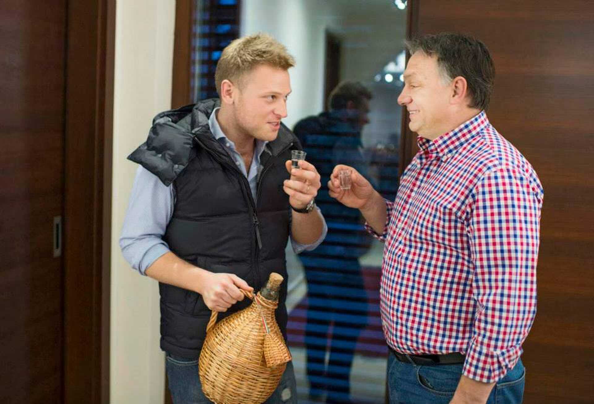 Tiborcz István és Orbán Viktor egy családi fotón. A miniszterelnök nevén gyakorlatilag nincs vagyontárgy