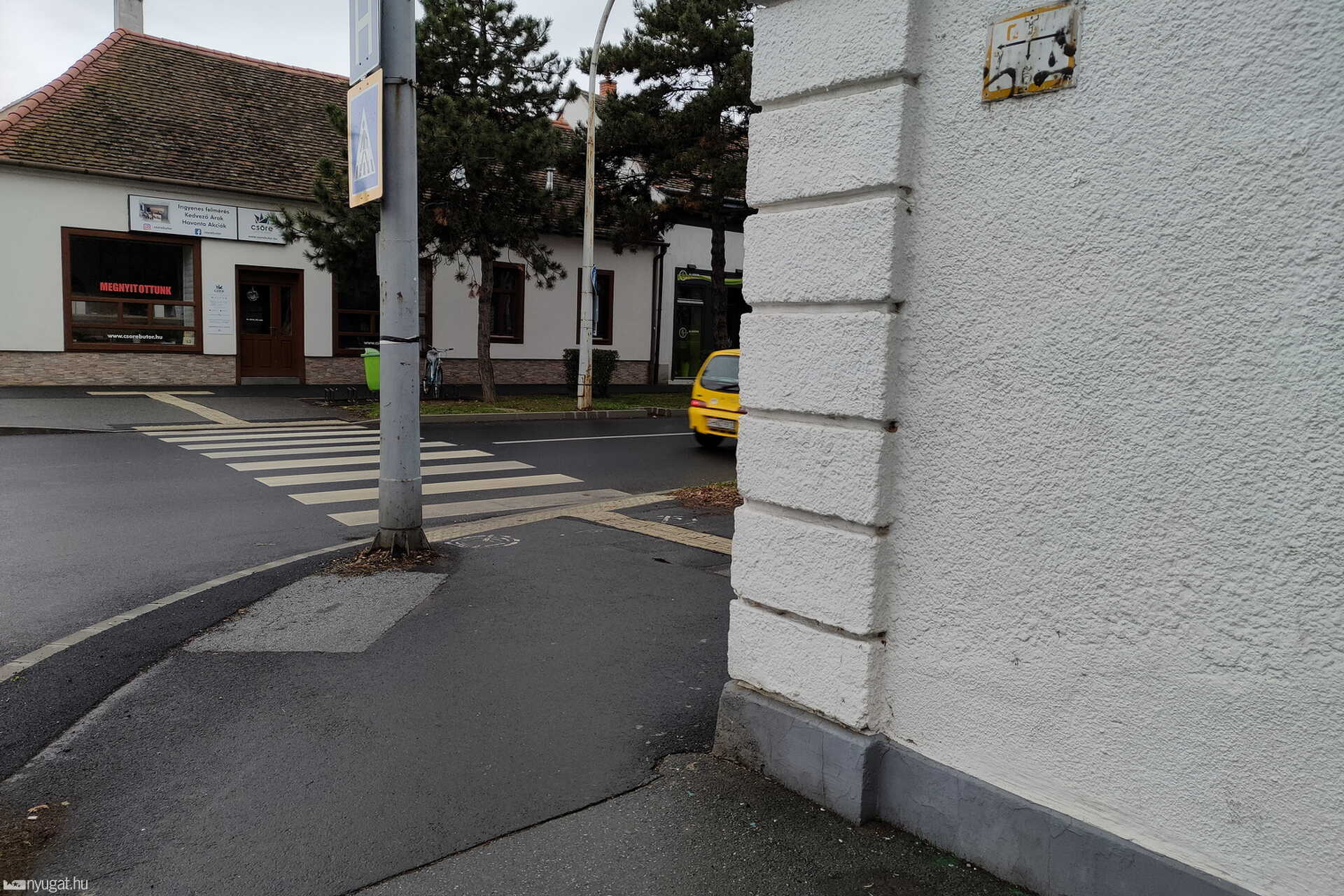 Egyáltalán nem látni, hogy jön egy gyalogos, babakocsis, iskolai csoport stb.
