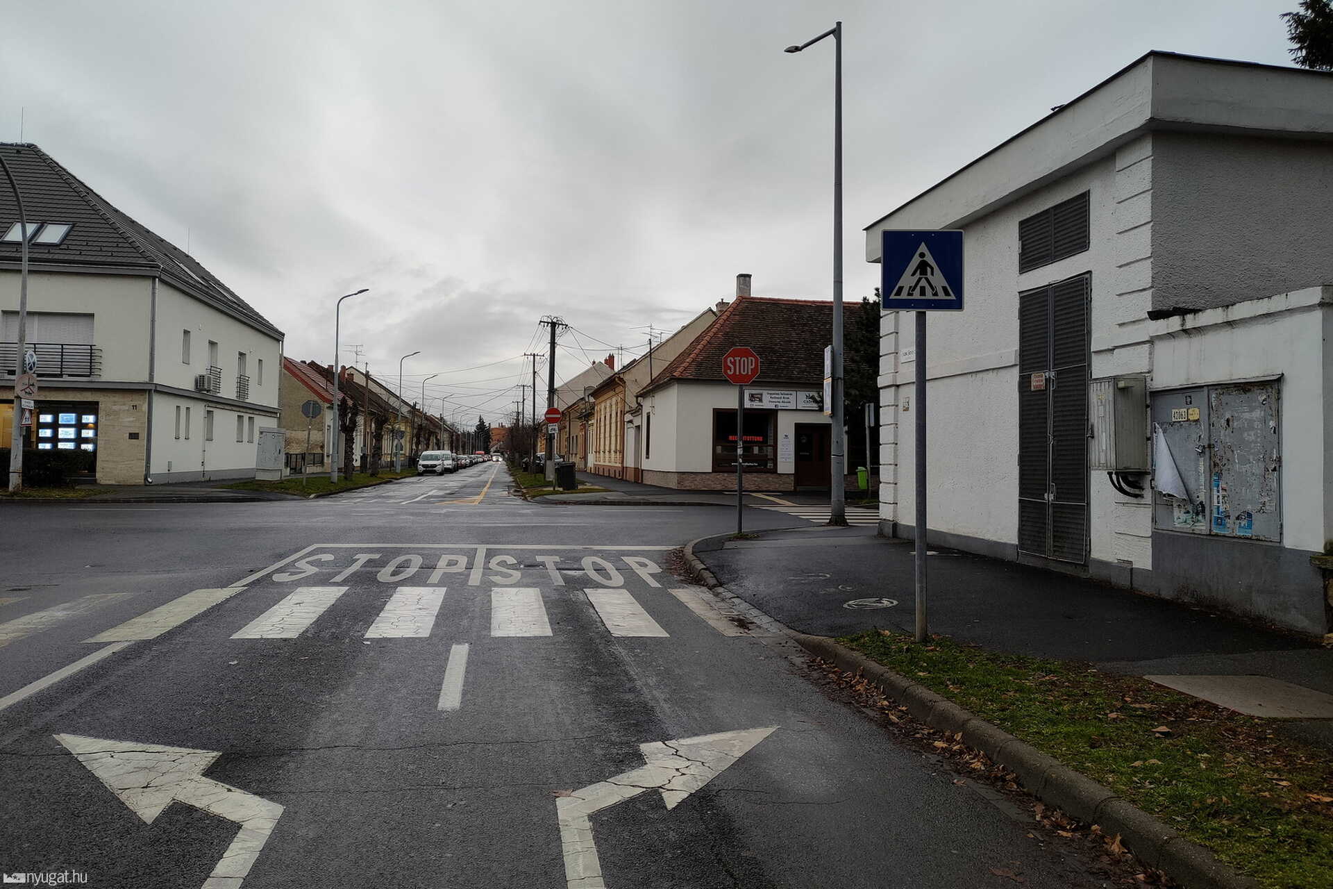 A gyalogátkelőhely akadálymentesítve van, amúgy nagyon helyesen, viszont a nyomok alapján az is látszik, hogy sok kétkerekű is kihasználja az alacsony szegélykövet