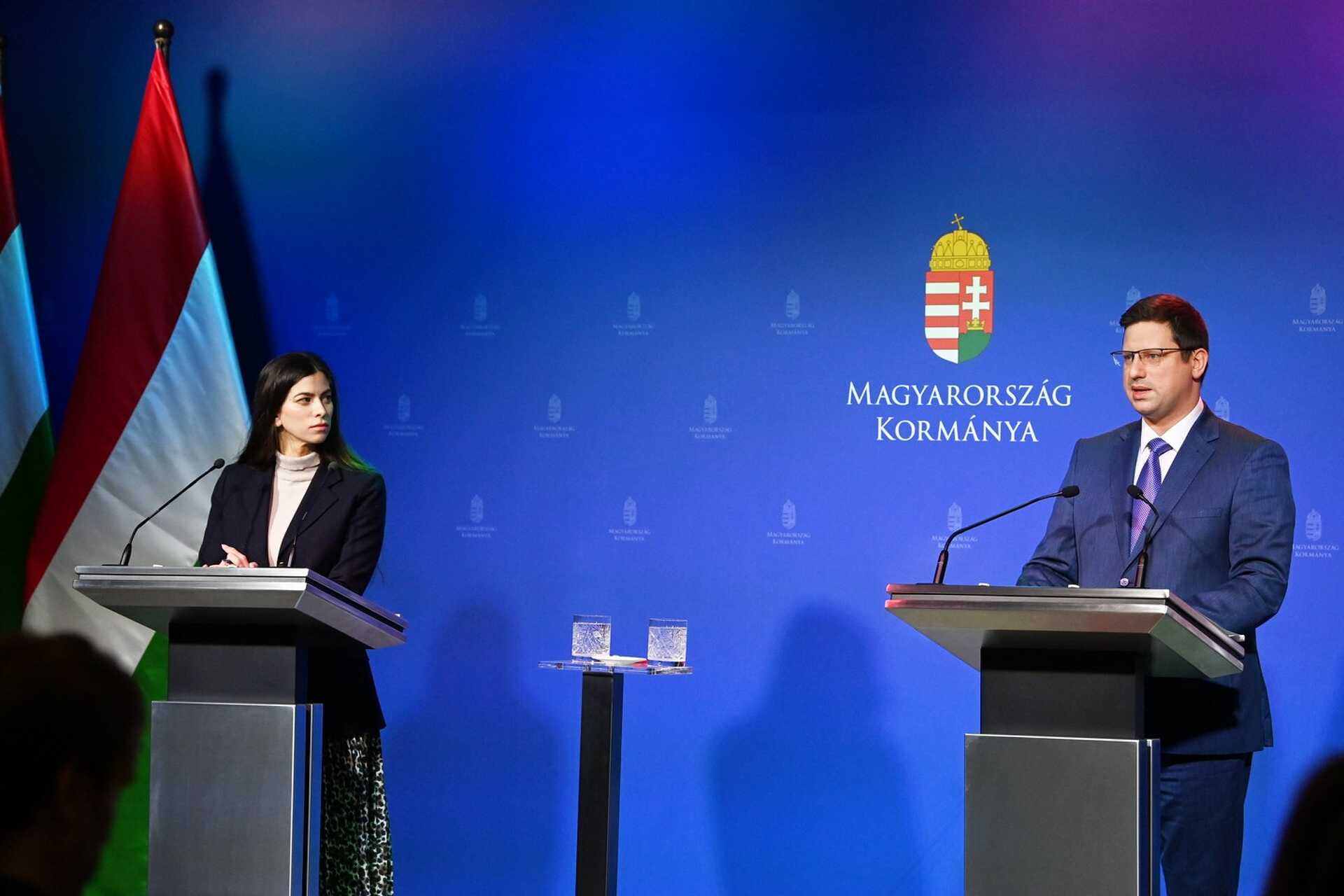 Gulyás Gergely Miniszterelnökséget vezető miniszter és Szentkirályi Alexandra kormányszóvivő a Kormányinfón.