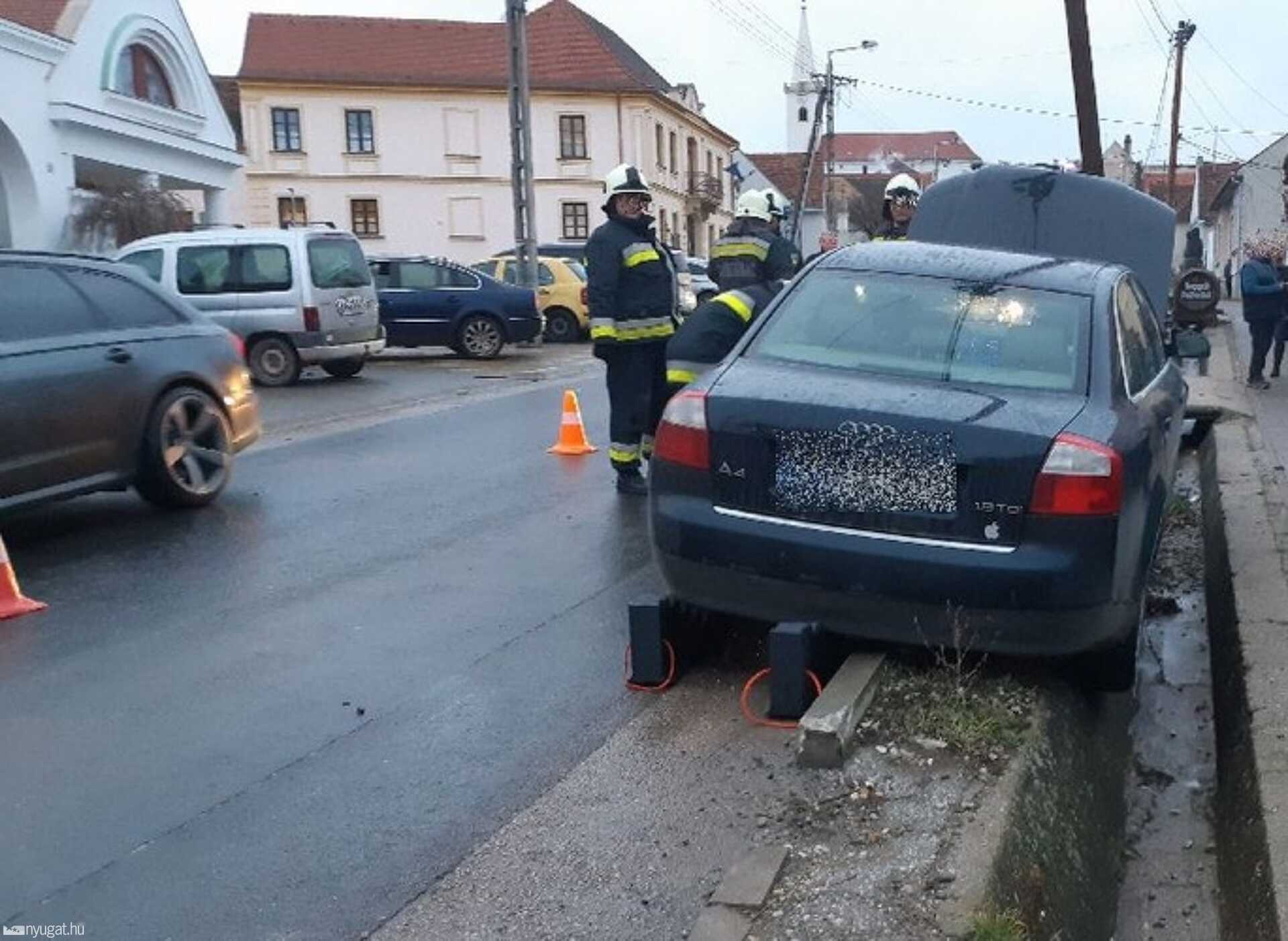 A kidöntött oszlop a vétlen sofőr autójára dőlt. 