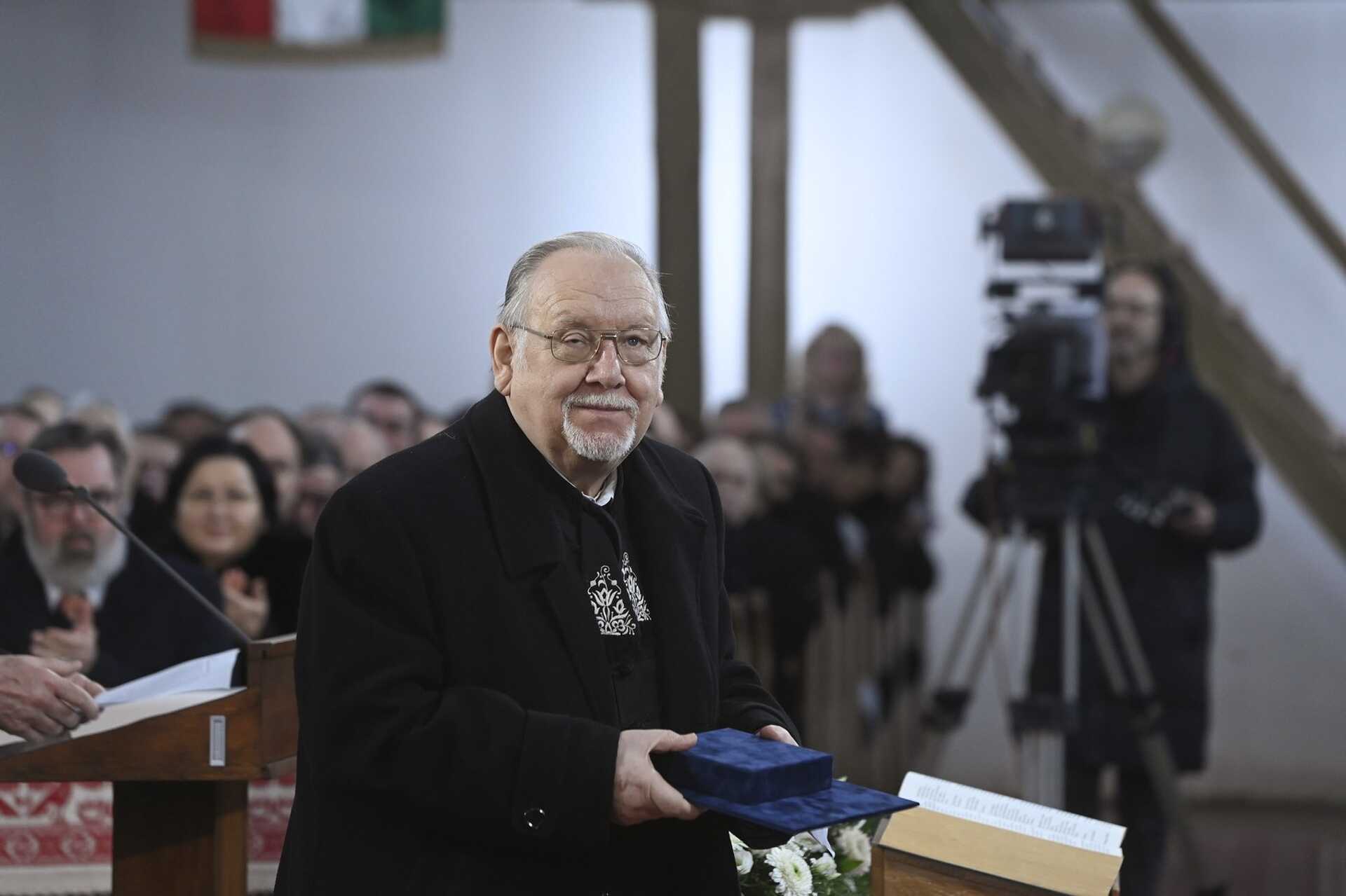 A Kölcsey-emlékplakettel kitüntetett Berkesi Sándor Kossuth-díjas karnagy a magyar kultúra napján, a Himnusz elkészültének kétszázadik évfordulóján tartott ökumenikus istentiszteleten a szatmárcsekei református templomban 2023. január 22-én.