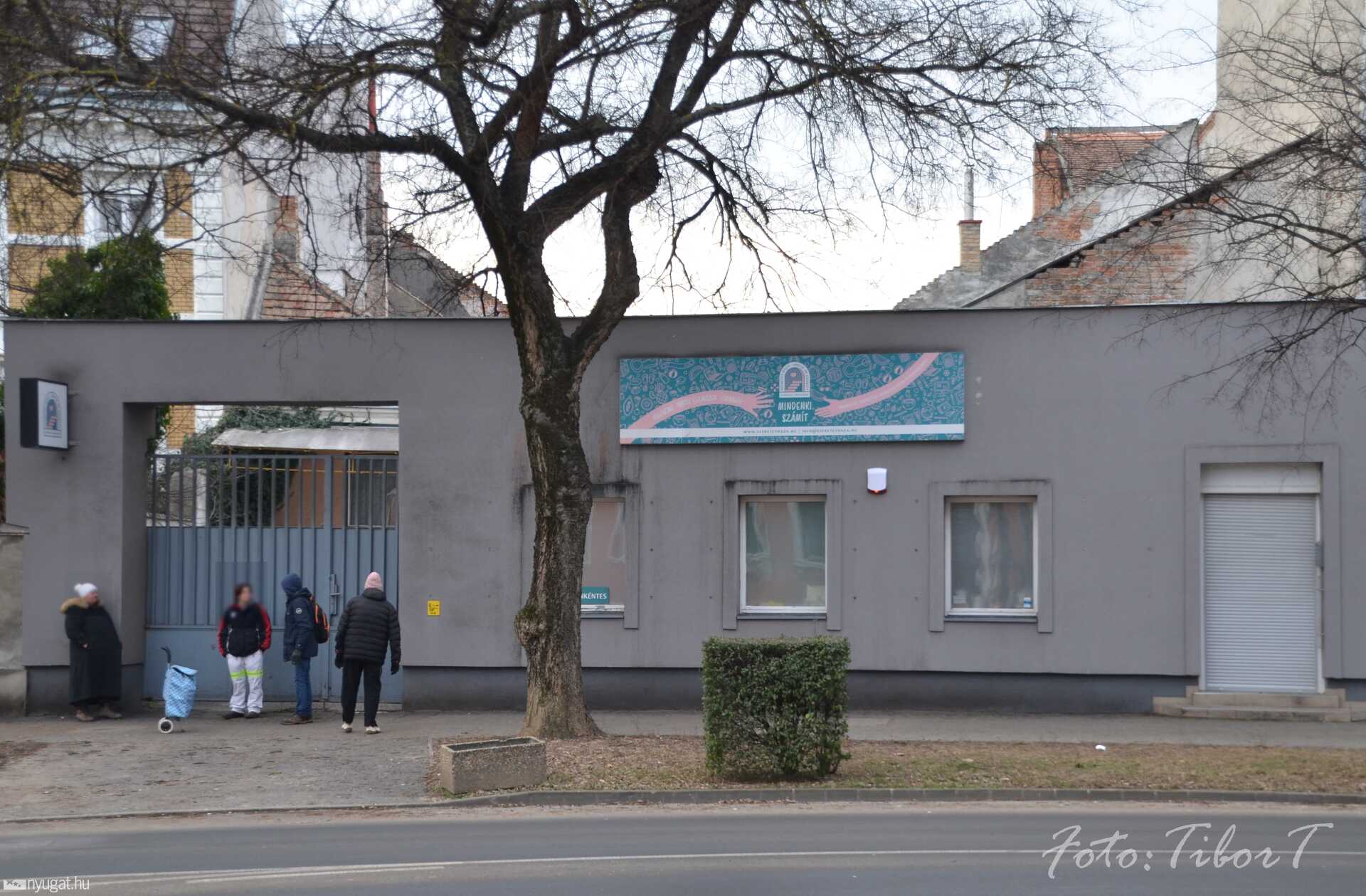 Nyolc év után bezár a Kossuth utcában Dombi Jánosék segítő háza.