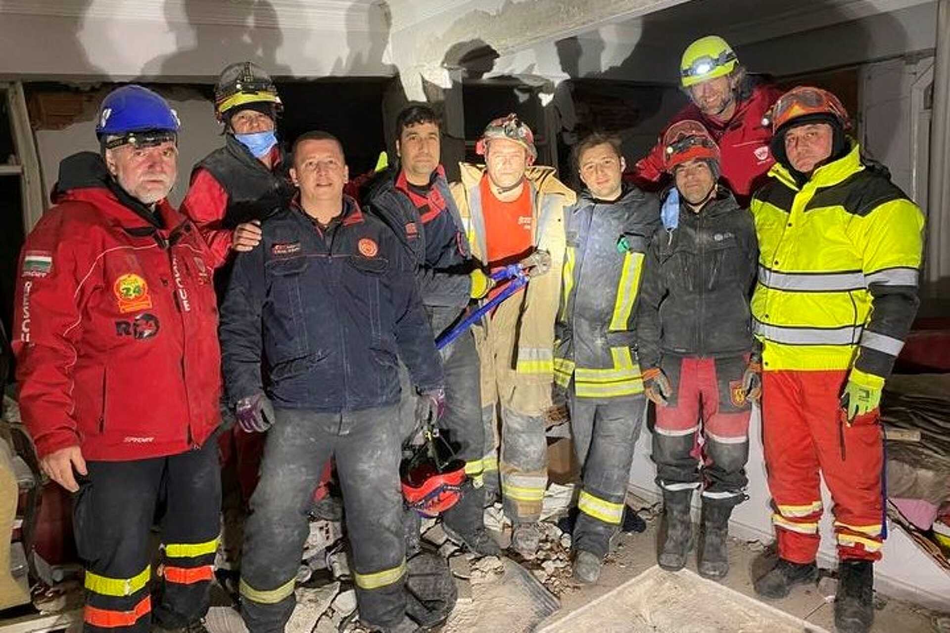 Borbély János (jobbra) a baptista mentőcsapat tagjaival 