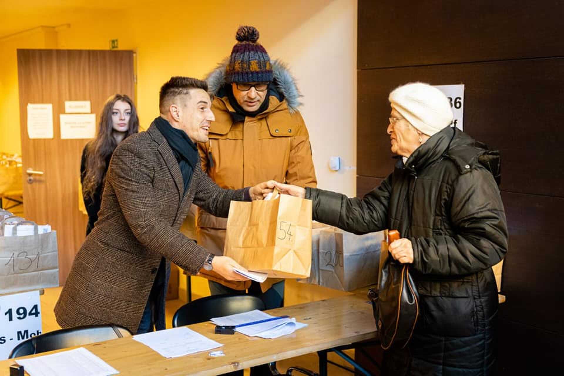 Elkezdték osztani az ingyenes LED-izzókat Szombathelyen