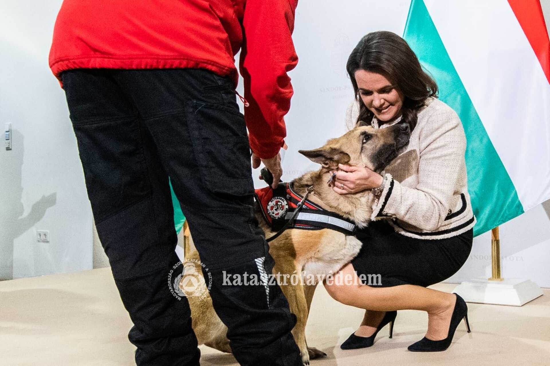 Mentőcsapatok fogadása a Sándor-palotában