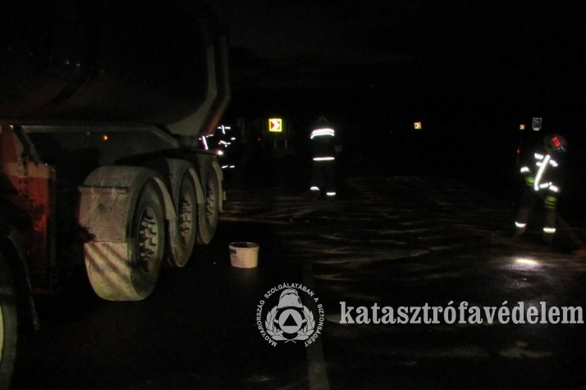 Megcsúszott, megpördült és a szalagkorlátnak ütközött egy kamion a 76-oson