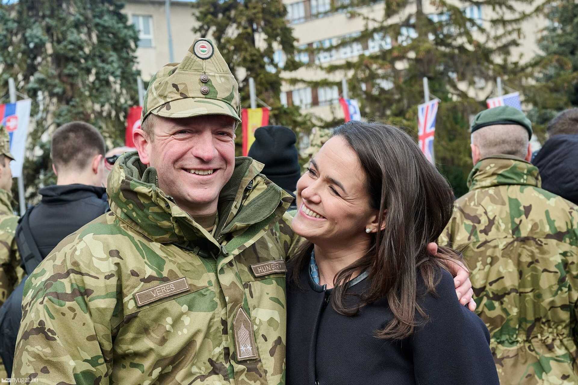 Katonai esküt tett Novák Katalin férje