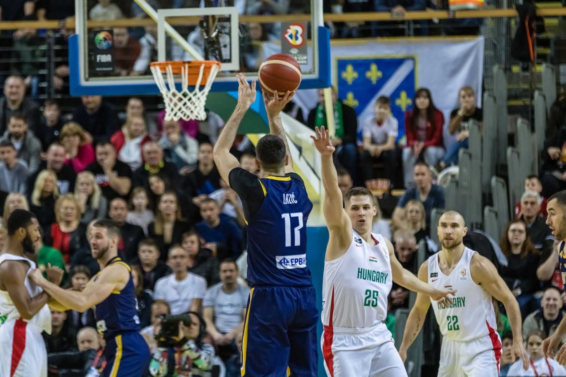  A bosnyák Aleksandar Lazic (háttal) és Váradi Benedek (j2) a férfi kosárlabda világbajnoki selejtező második szakaszában