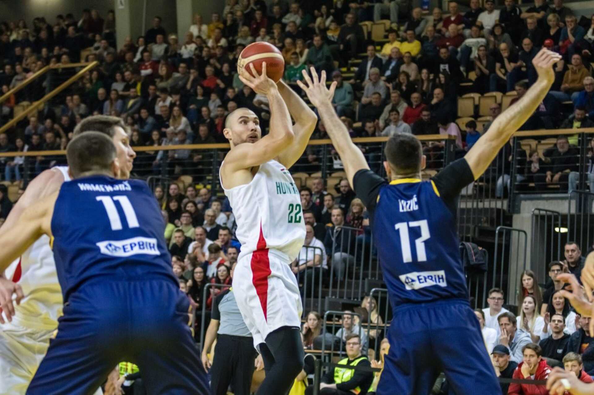 Eilingsfeld János (k) és a bosnyák Aleksandar Lazic (j) a férfi kosárlabda világbajnoki selejtező második szakaszában, a K csoport utolsó fordulójában játszott Magyarország - Bosznia-Hercegovina mérkőzésen a szombathelyi Arena Savaria stadionban 2023. február 26-án. 