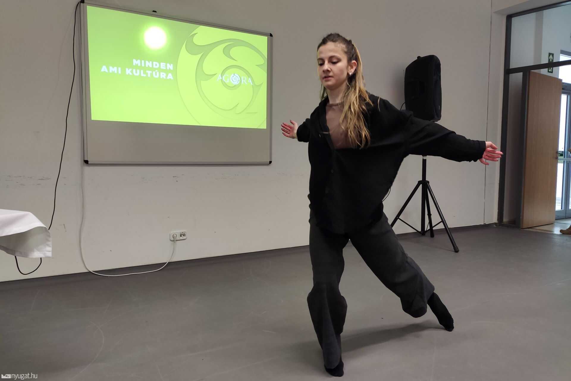 A sajtótájékoztatót táncaival színesítette Vörös Orsolya, az Energy Dance Team oktatója.