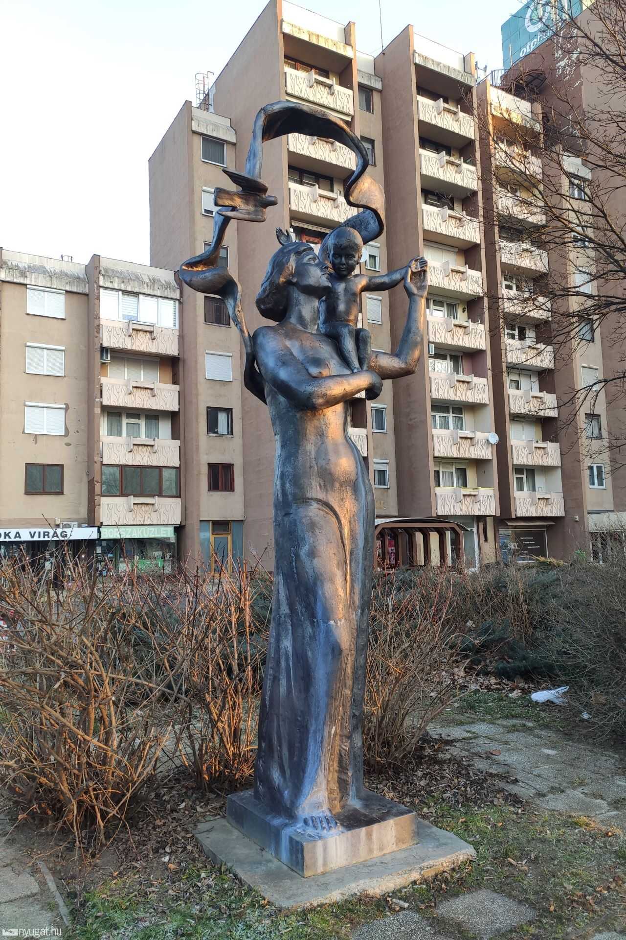 Anya gyermekével (Béke) - Anatolij Alekszandrovics Sirnyin műve (1985) a Szent Márton utcában