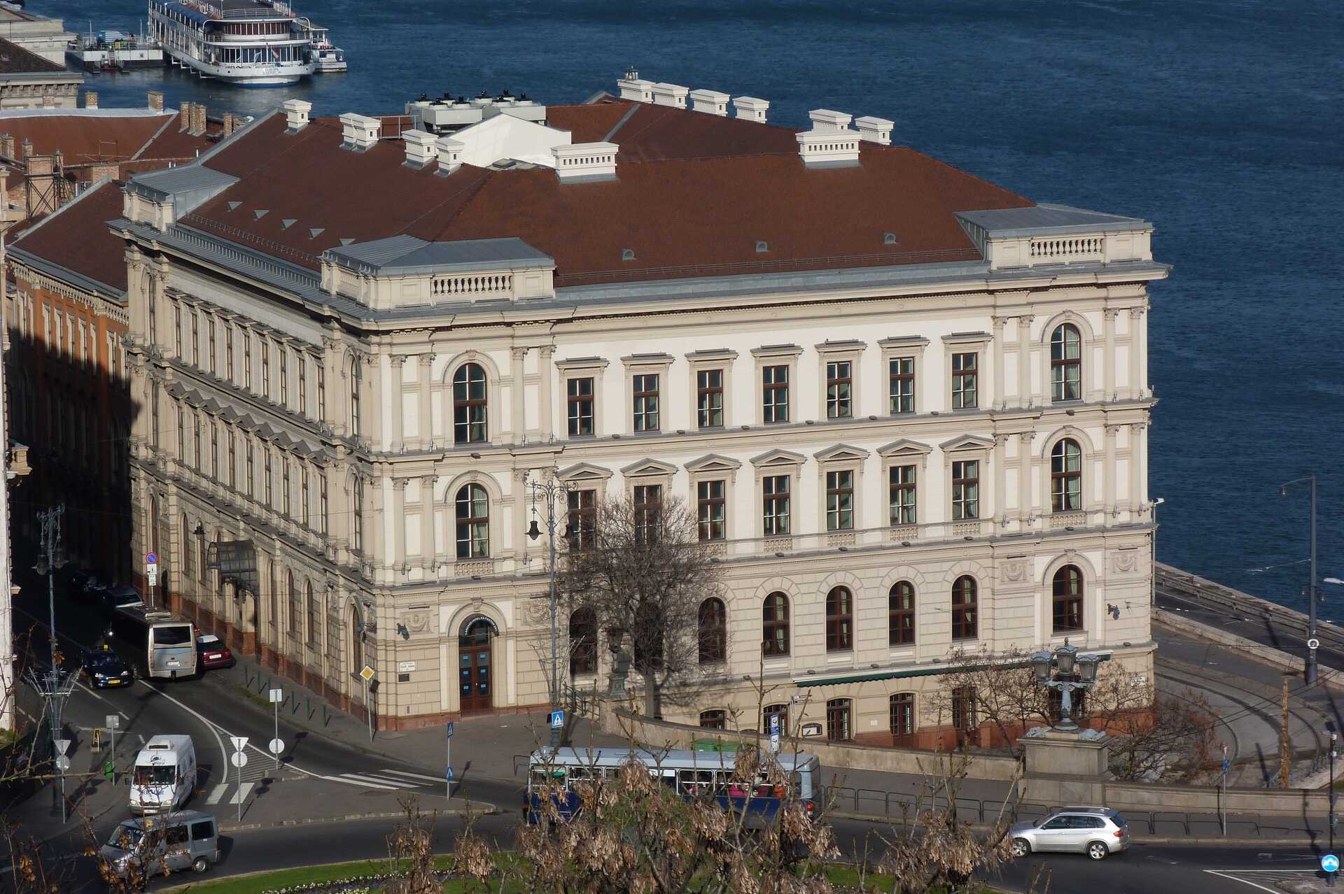 Az orosz bank ezt a Duna-parti épületet kapta a magyar kormánytól