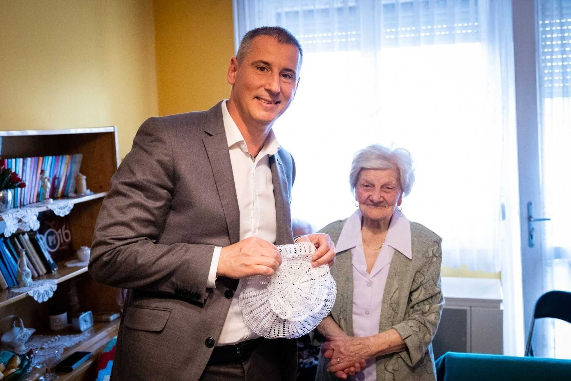 Nemény András polgármester a 95 éves Kiss Lajosnével 