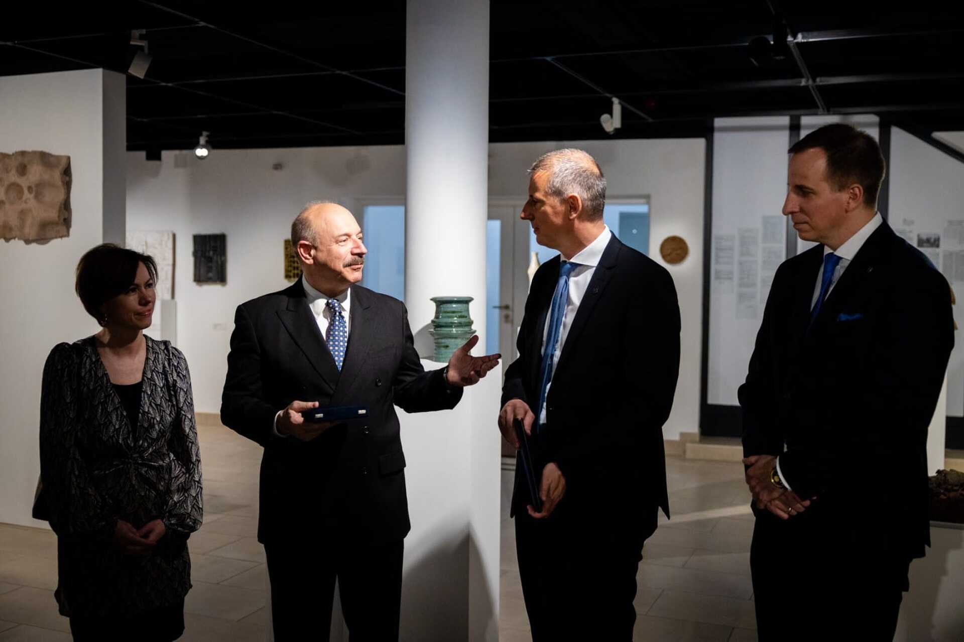 Bruce Beutler Nobel-díjas tudós szombathelyi vendéglátóival