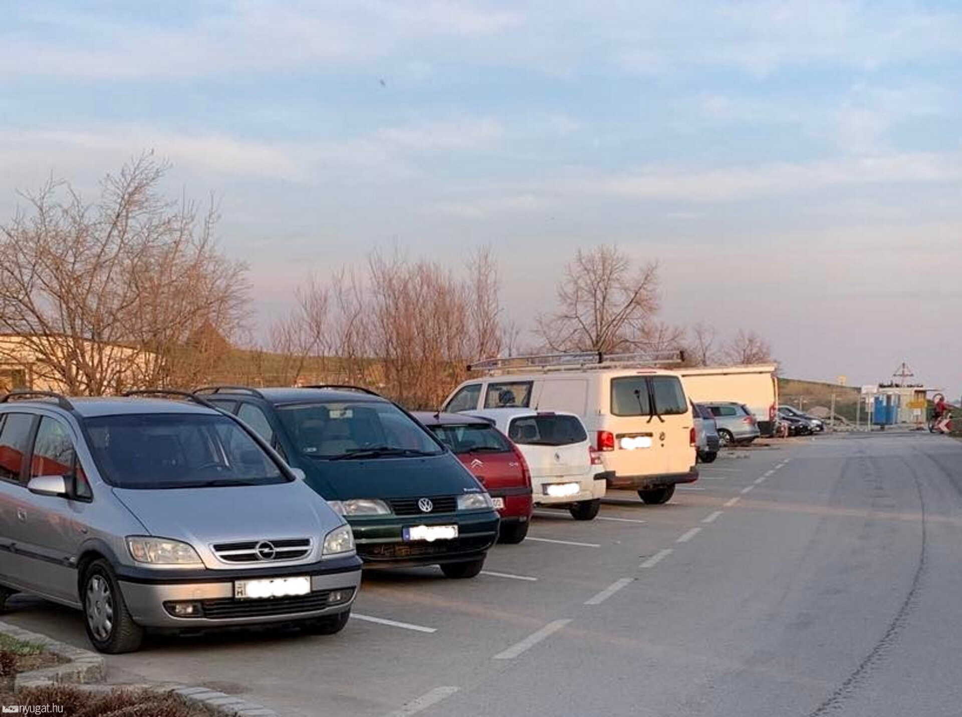 A parkolóban látszólag rend és csend van, de a háttérben nagy a feszültség.