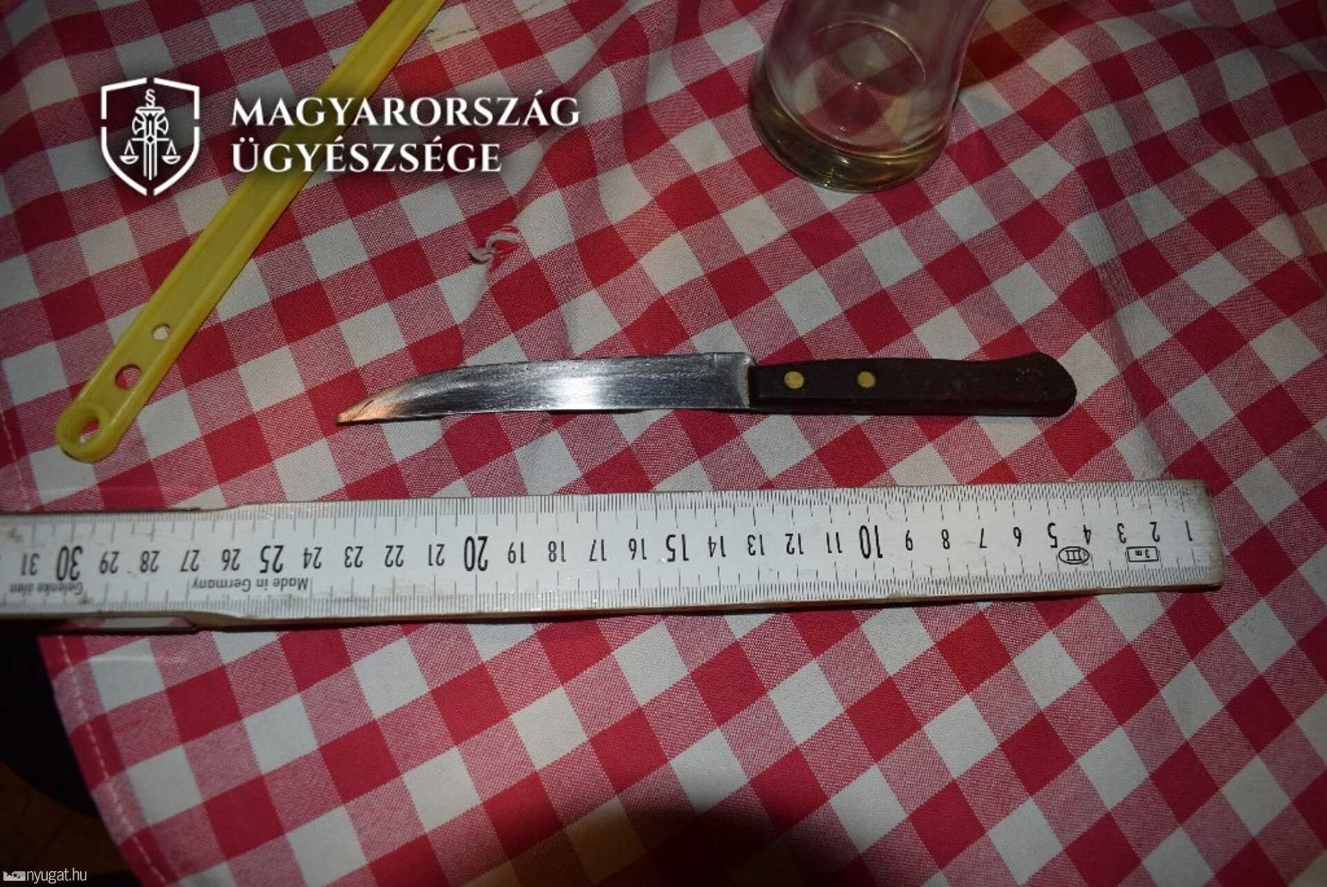 A férfi hazament a késéért, a kocsmában pedig szúrt...