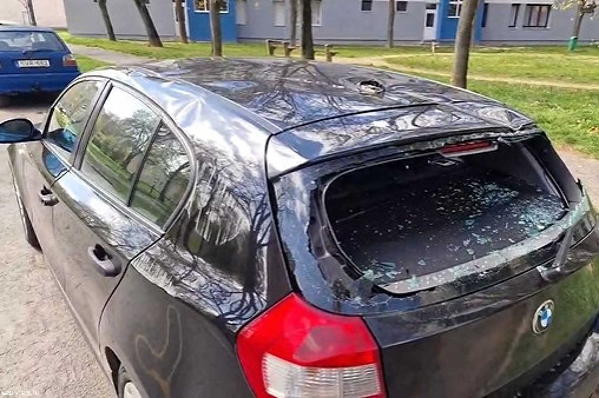 Parkoló autókra dőlt egy villanyoszlop Szombathelyen