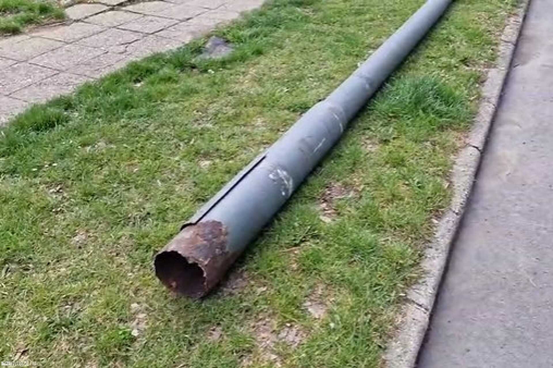 Kidőlt villanyoszlop a Szűrcsapó utcában 