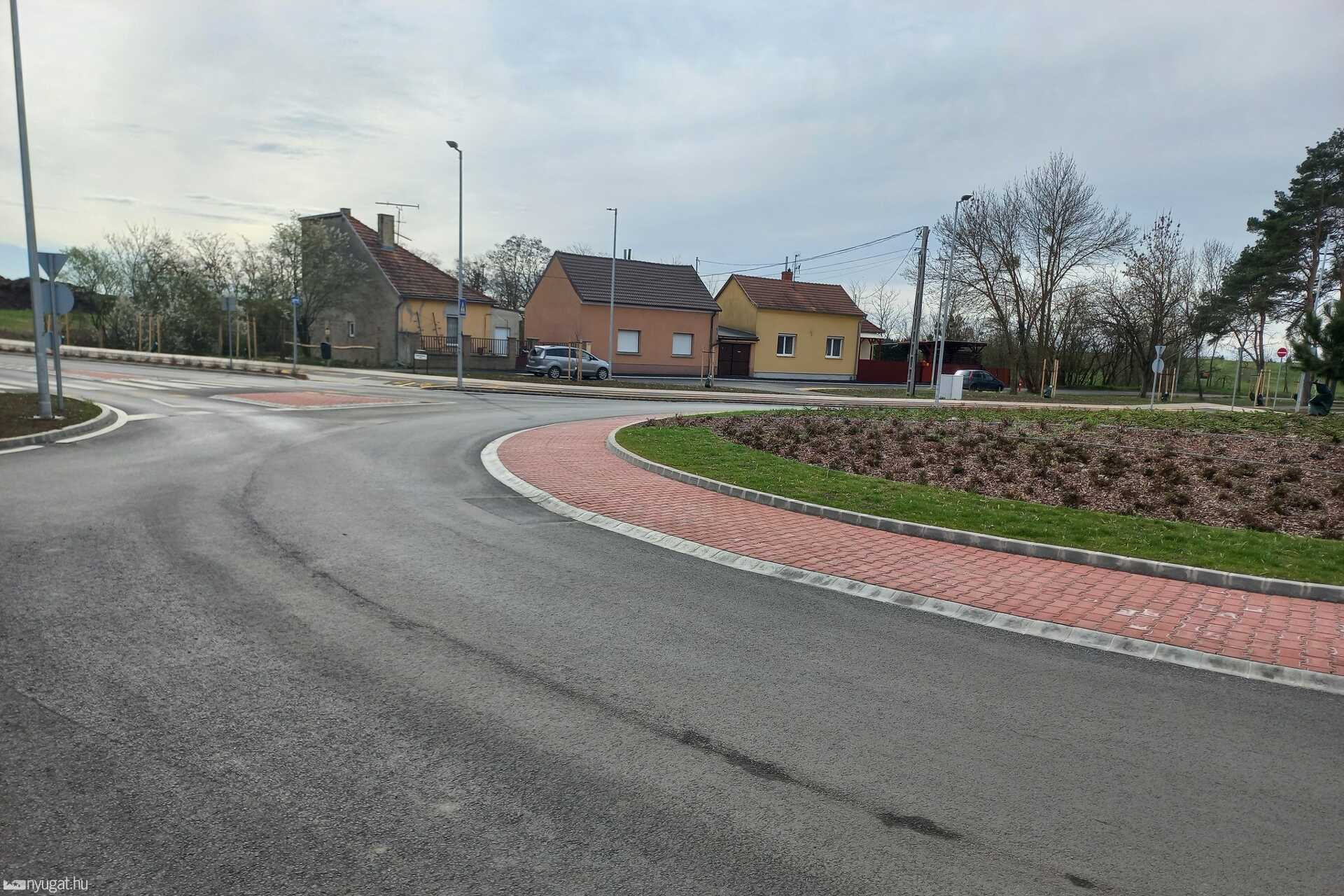 Beszakadt az út Szombathely új körforgalmában?