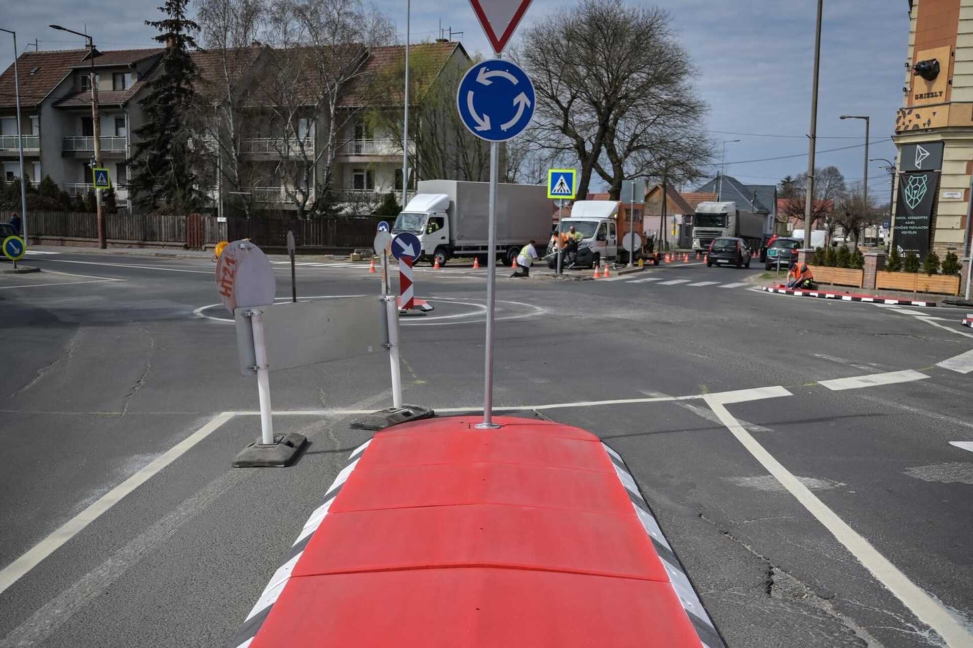 9 tonnányi újrahasznosított műanyagból épült körforgalom Aszódon