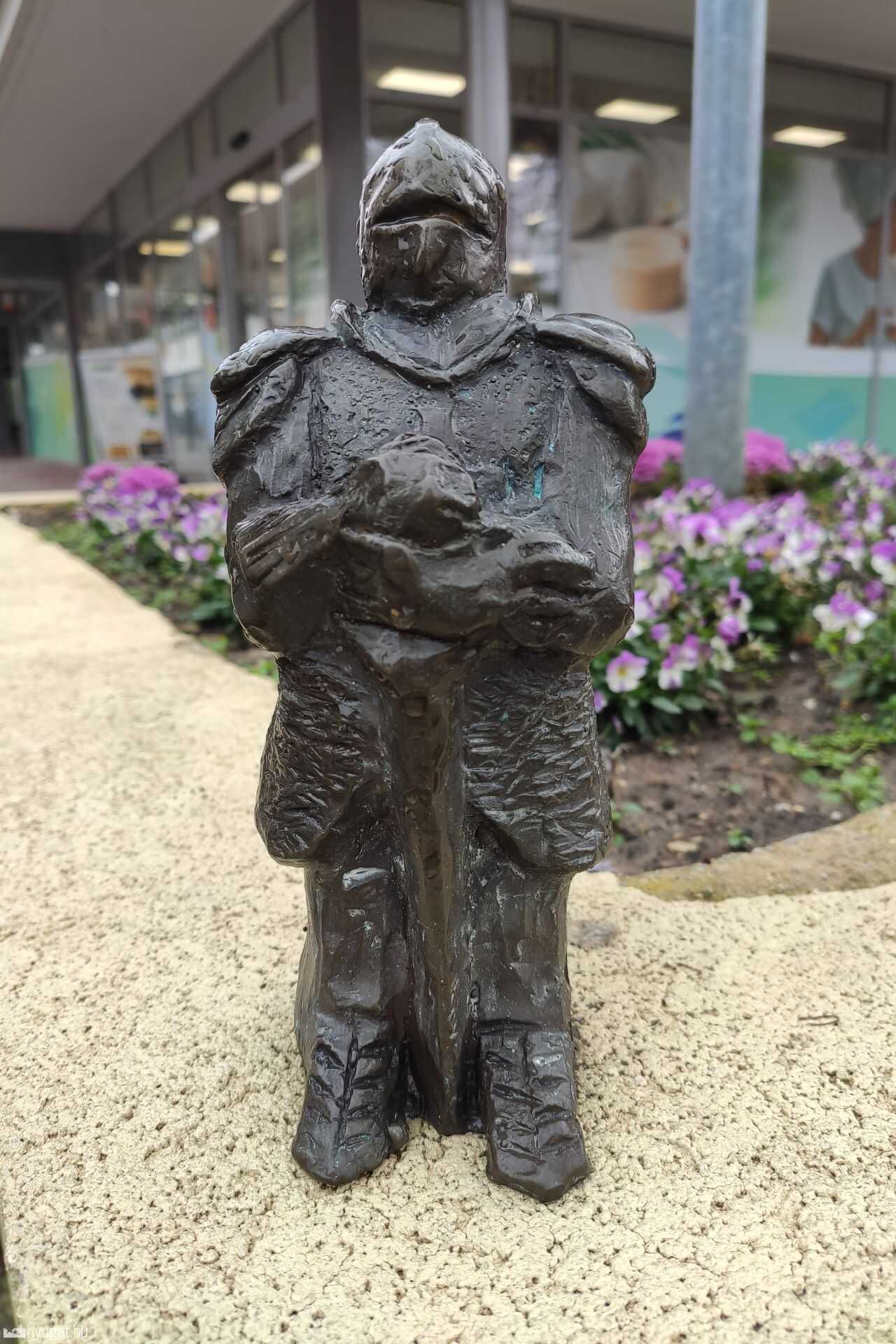 Eyko vitézt ábrázoló szobor Ajkán