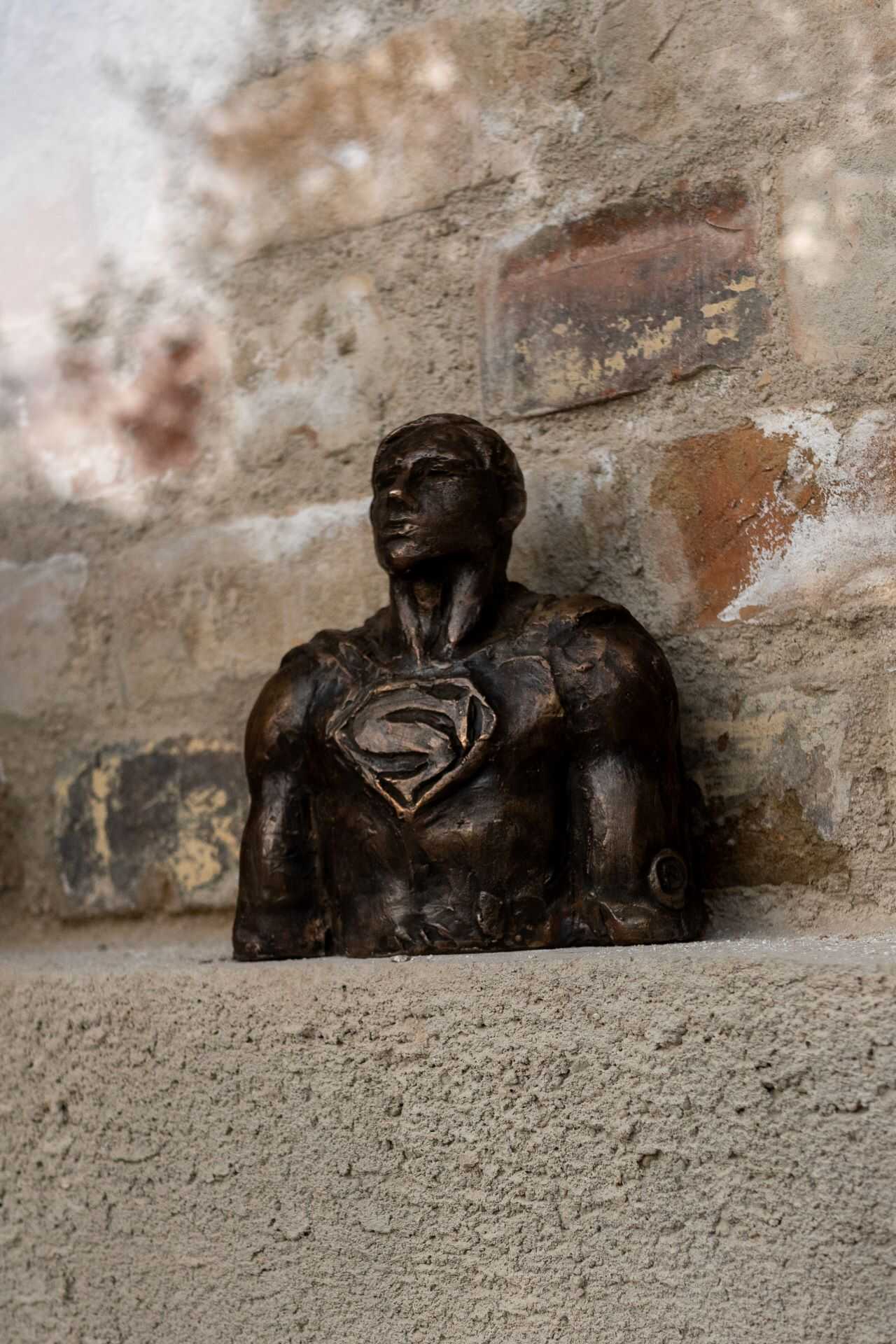 Bródy Imrét Supermanként ábrázoló szobor Ajkán