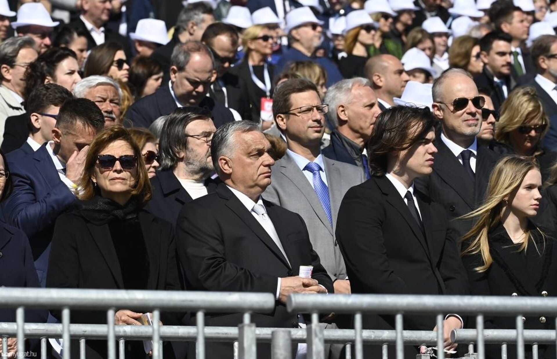 Orbán Viktor a pápa miséjén